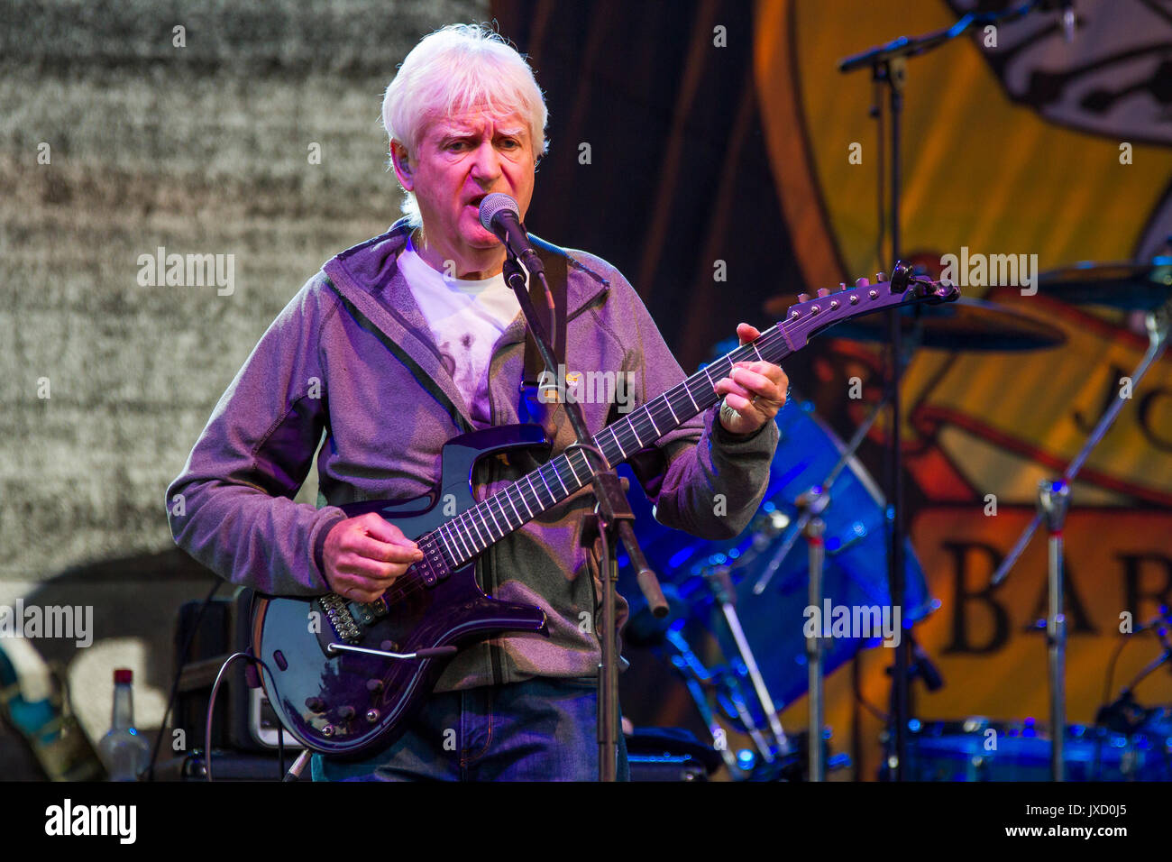 Greifenstein, Deutschland. August 13, 2017. John Lees von John Lees' Barclay James Harvest (Jlbjh), seit 1998 eine Ableitung des Englischen progressive rock Band Barclay James Harvest (1967-1998) bietet jetzt BJH-Gründer, Sänger und Gitarrist John Lees, Bassist Craig Fletcher, Schlagzeuger und Keyboarder Kevin Whitehead Jez Smith. Hier bei Open-air-Konzert auf Burg Greifenstein aka Greifenstein, Hessen, Deutschland. Credit: Christian Lademann Stockfoto