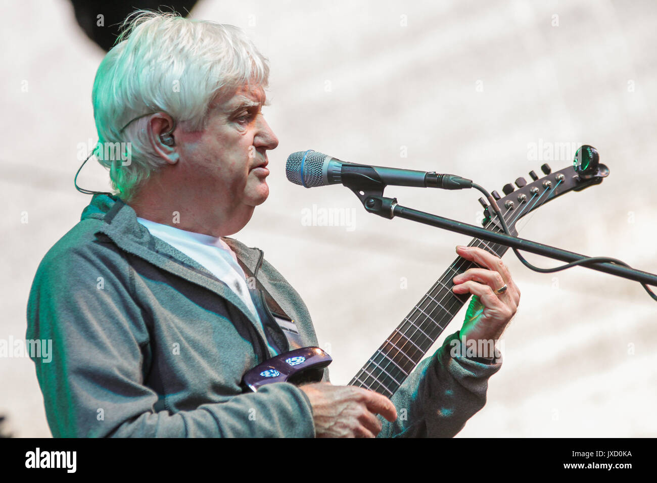 Greifenstein, Deutschland. August 13, 2017. John Lees von John Lees' Barclay James Harvest (Jlbjh), seit 1998 eine Ableitung des Englischen progressive rock Band Barclay James Harvest (1967-1998) bietet jetzt BJH-Gründer, Sänger und Gitarrist John Lees, Bassist Craig Fletcher, Schlagzeuger und Keyboarder Kevin Whitehead Jez Smith. Hier bei Open-air-Konzert auf Burg Greifenstein aka Greifenstein, Hessen, Deutschland. Credit: Christian Lademann Stockfoto