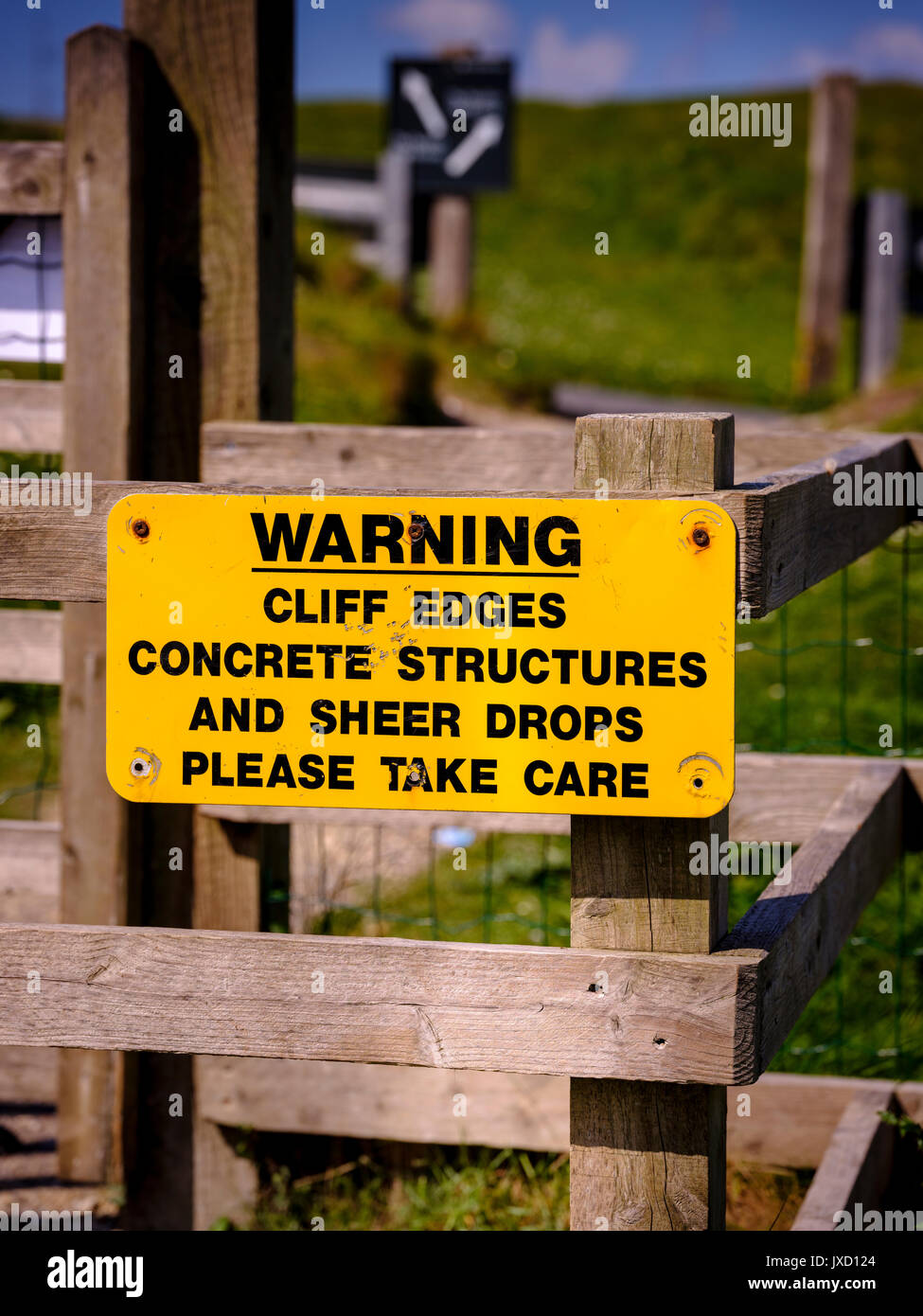 Ein Zeichen Warnung von Cliff Kanten, konkrete Strukturen und schierer fällt, bitte achten Sie auf die Nadeln, die Isle of Wight. Stockfoto