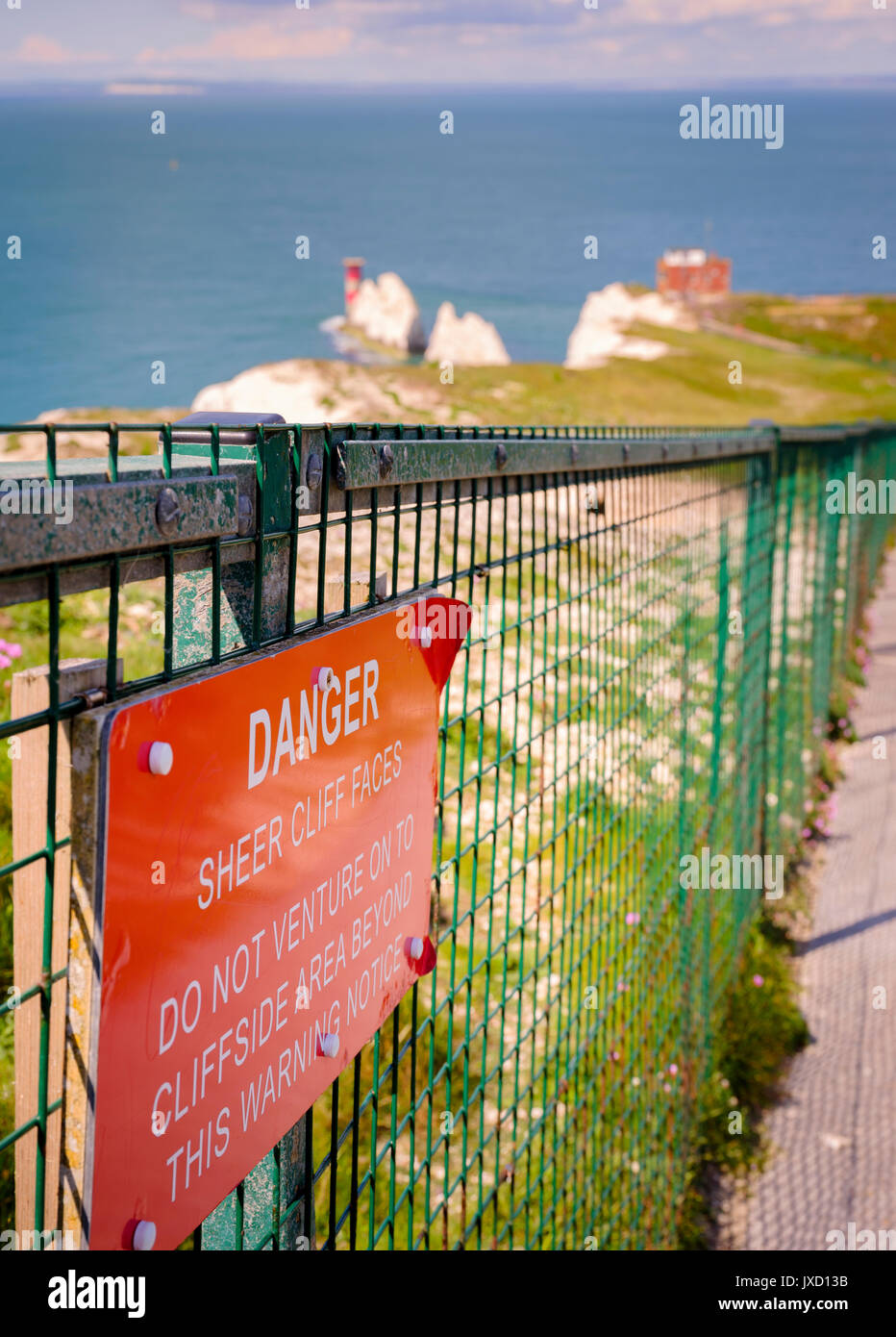 Gefahr schiere Felswände - Warnschild an einem Zaun an den Needles auf der Isle of Wight, Großbritannien. Stockfoto