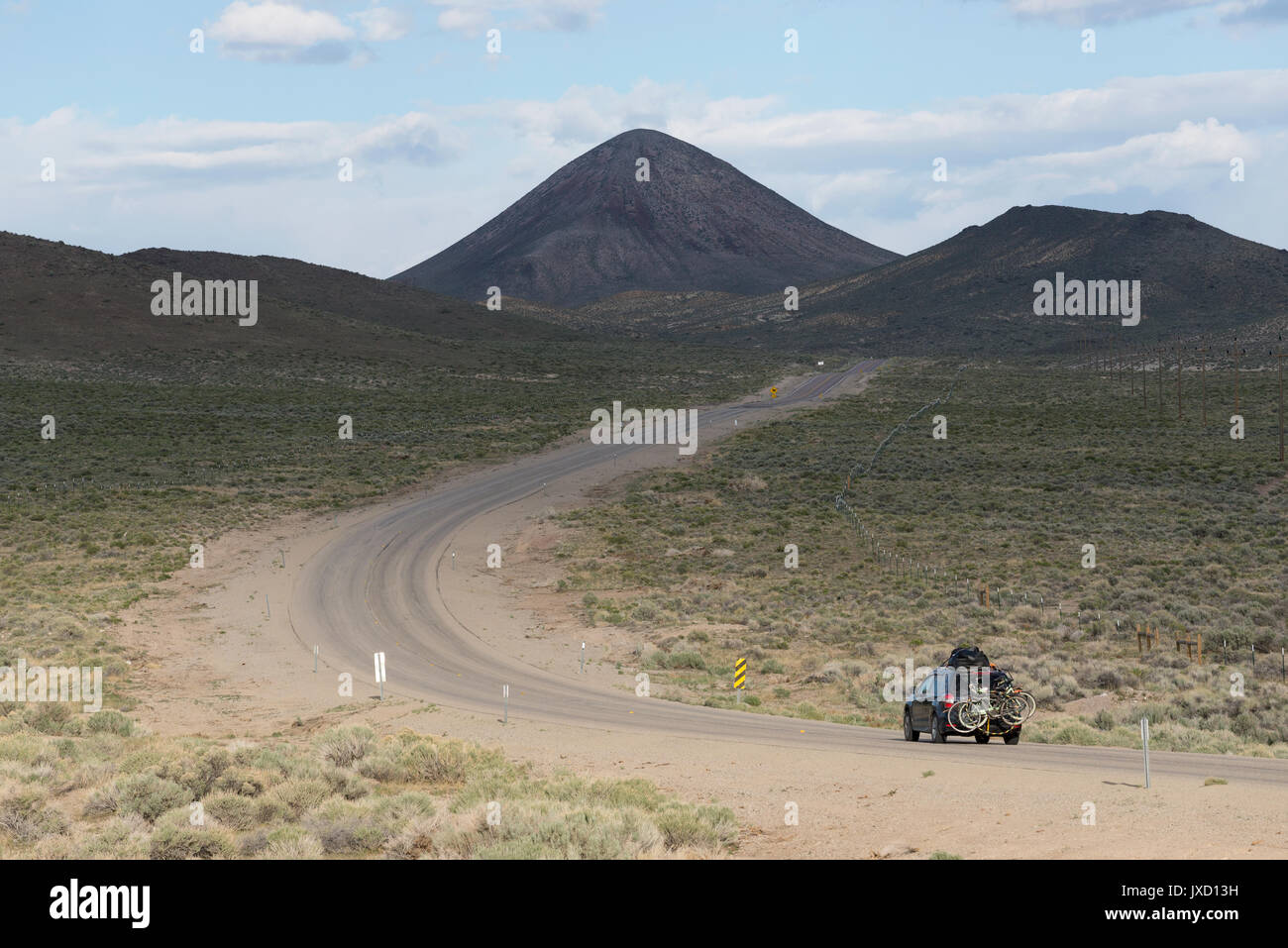 Auto mit Fahrrädern auf US-Highway 6 unten Saulsbury Gipfel in Nevada. Stockfoto