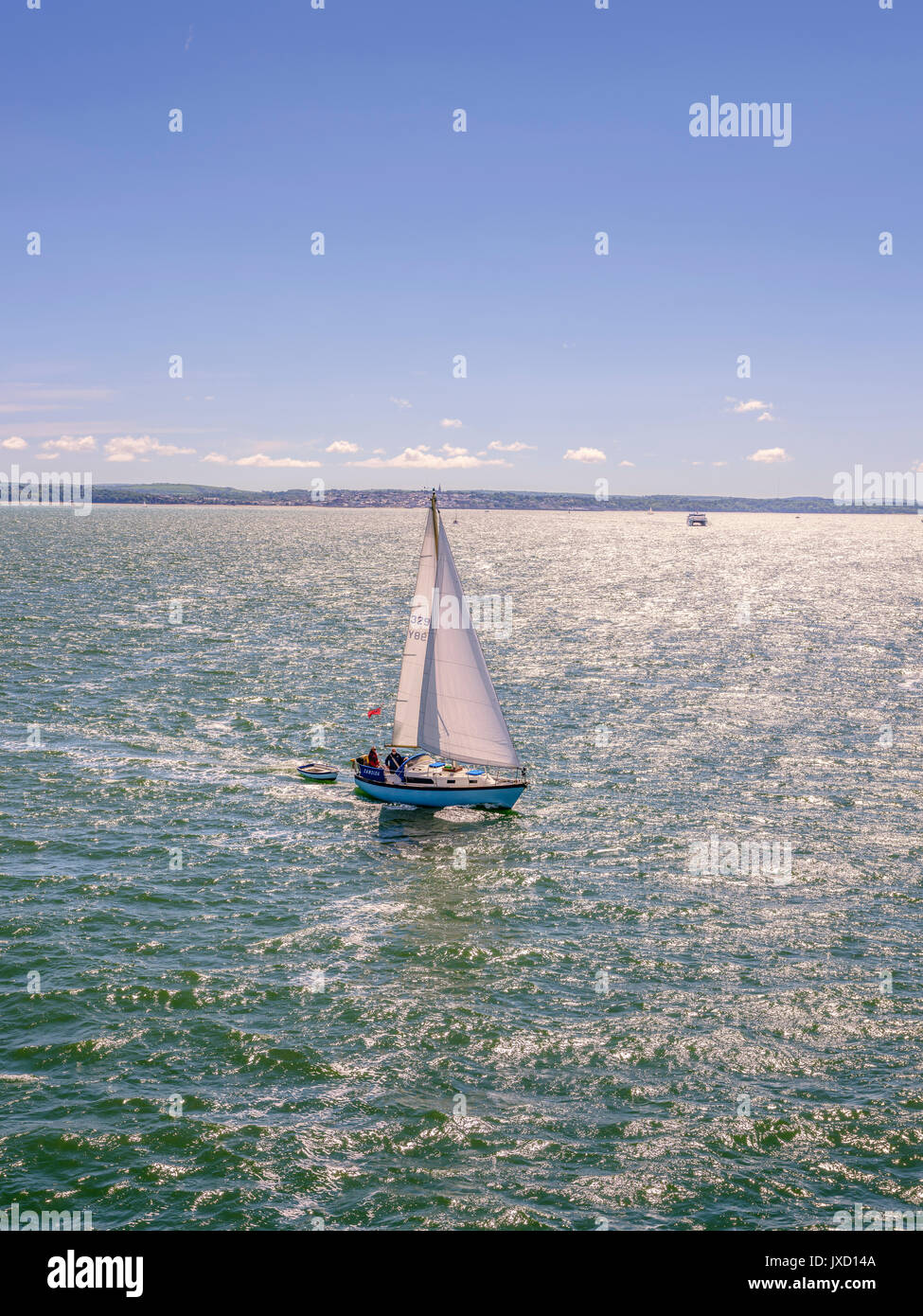 Eine Yacht segeln in den Solent außerhalb Ryde in Richtung Portsmouth Harbour. Stockfoto