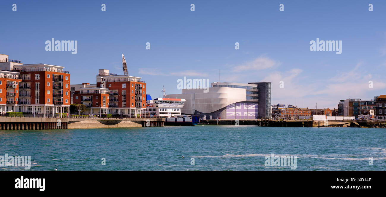 Der Wightlink Fährterminal und das Ben Ainsley Racing Gebäude am Wasser in der Nähe des Emirates Spinnaker Tower in Portsmouth. Stockfoto