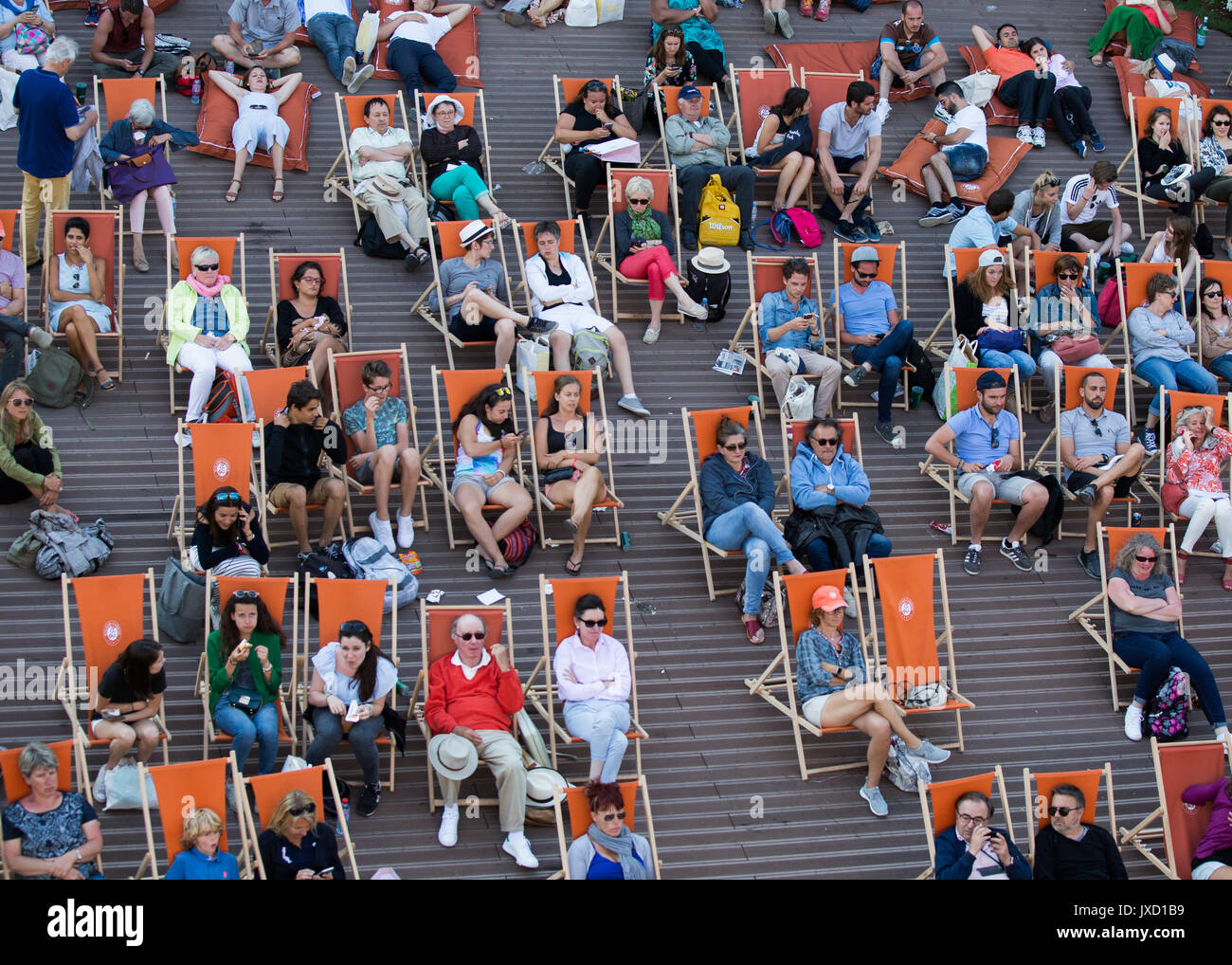 French Open 2017, die Zuschauer sitzen in Liegestühlen. Stockfoto