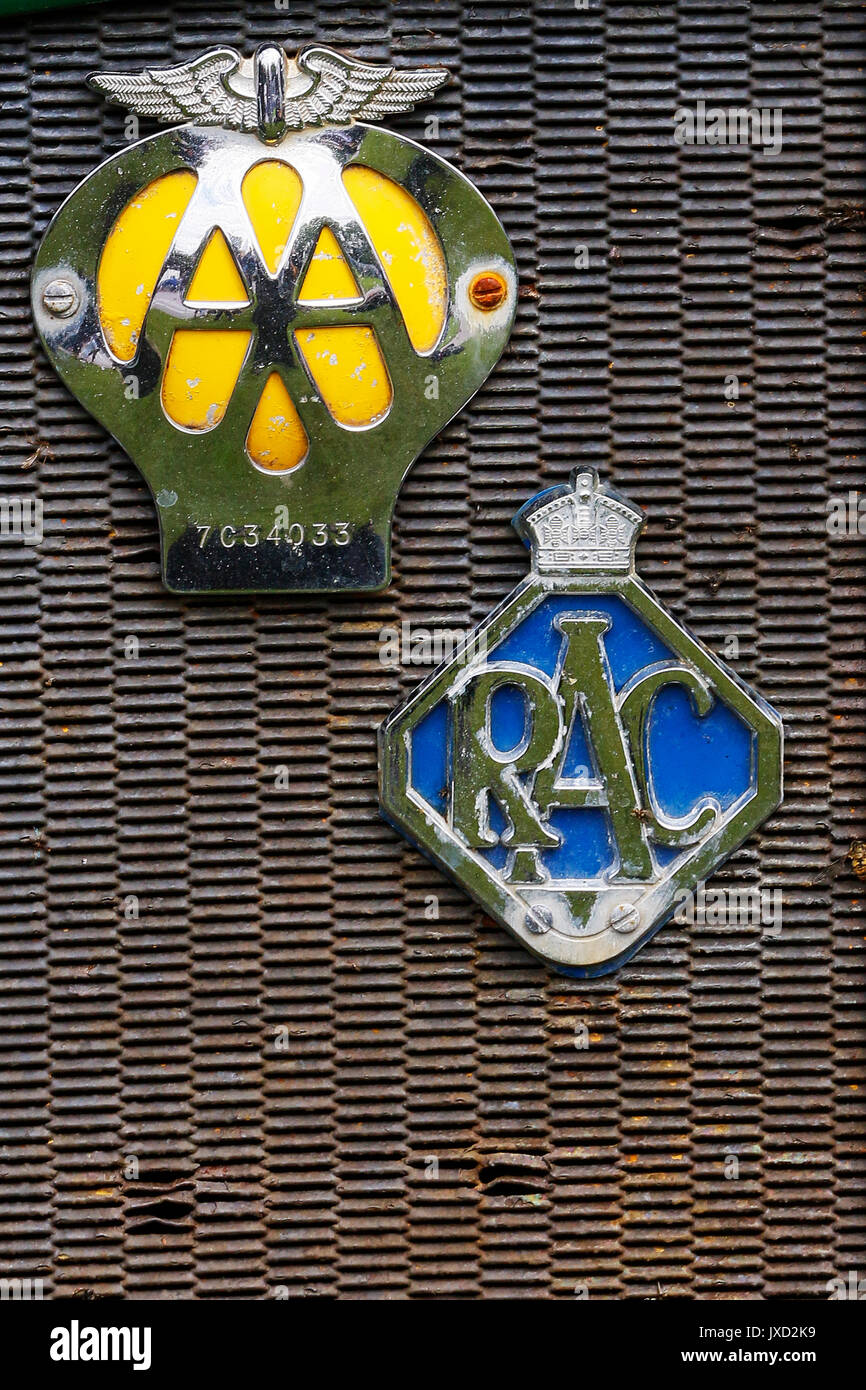 Vintage AA (Automobile Association) und der RAC (Royal Automobile Club) Abzeichen, montiert auf einem Rost Kühlergrill. Stockfoto
