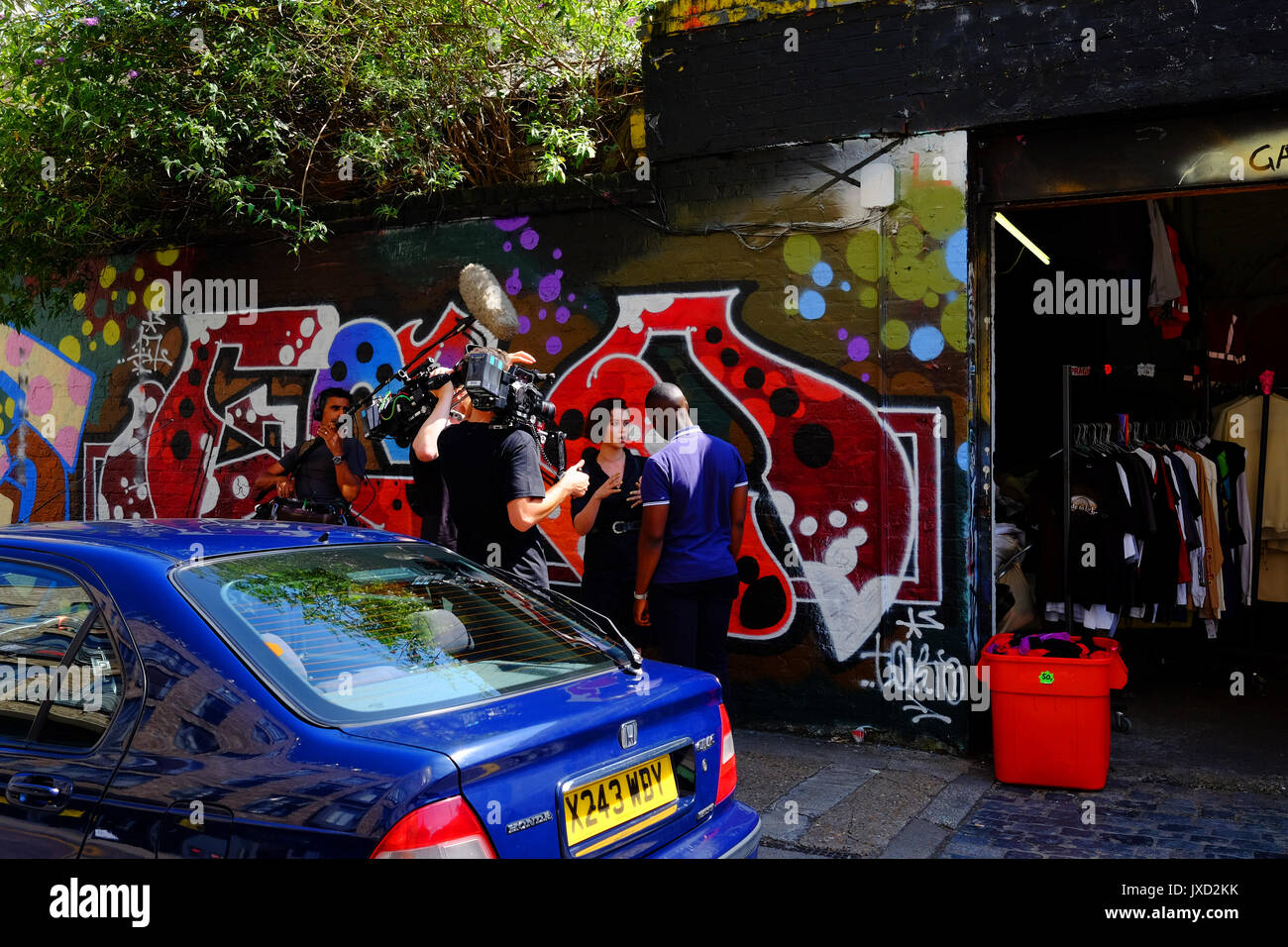Billie JD Porter Interviews ein Künstler für das Fernsehen in Shoreditch, im East End von London Stockfoto