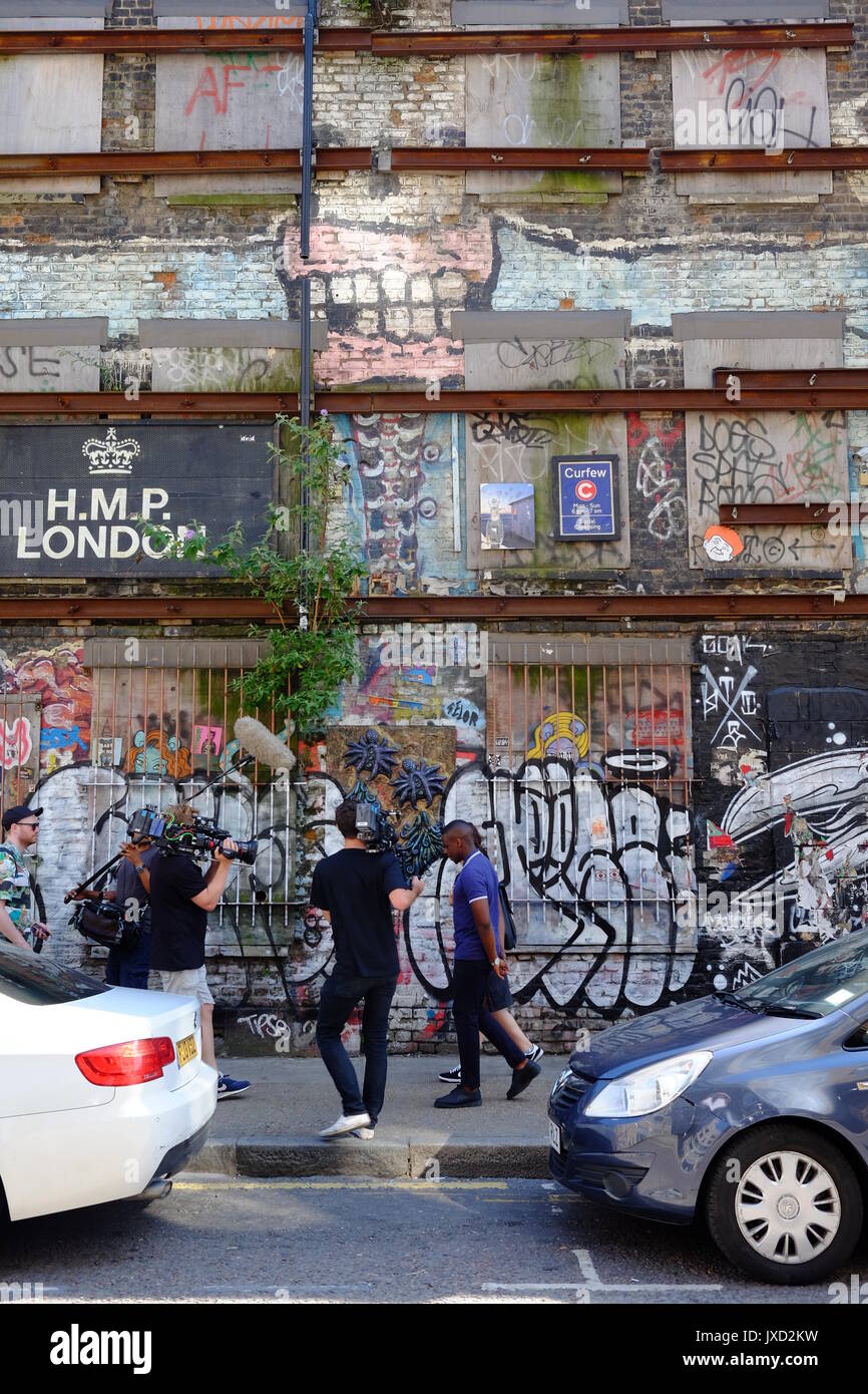 Billie JD Porter Interviews ein Künstler für das Fernsehen in Shoreditch, im East End von London Stockfoto