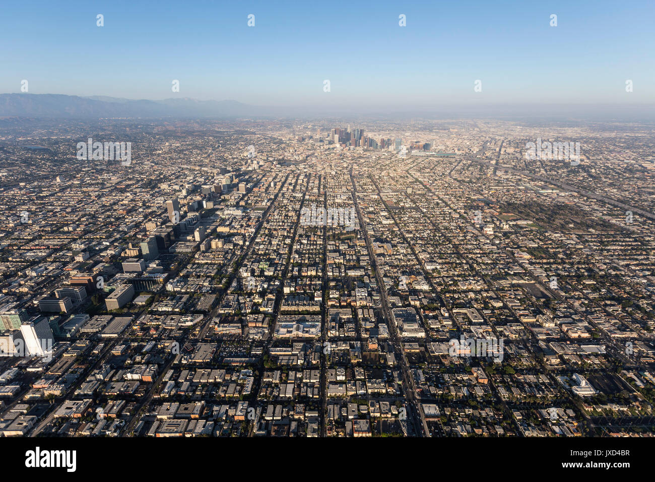 Smoggy Sommernachmittag Luftaufnahme von der Mitte der Stadt, Koreatown und Downtown Los Angeles in Südkalifornien. Stockfoto