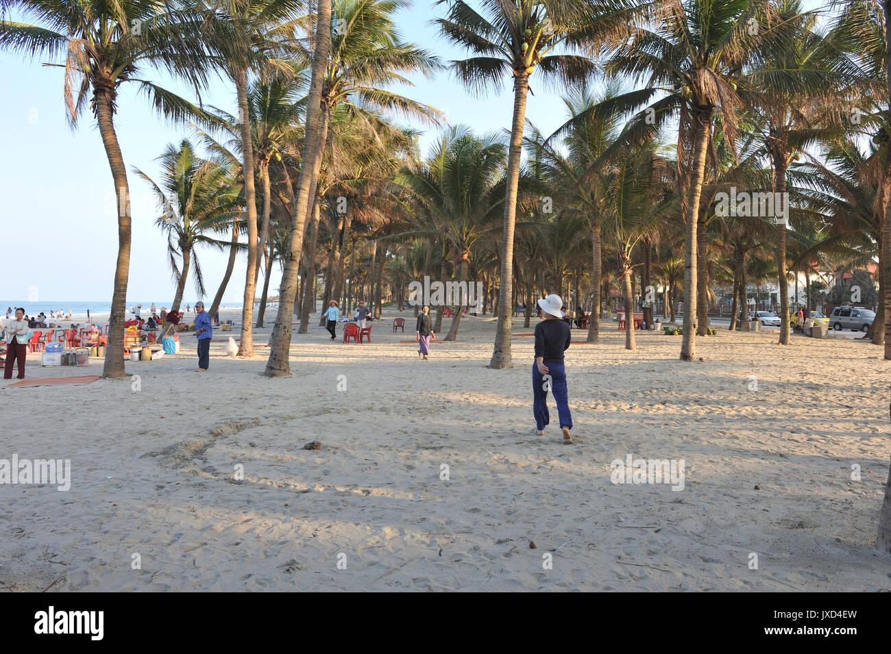 Anzeigen von Hoi An Beach mit lokalen Beachgoers. Hoi An. VIETNAM Stockfoto