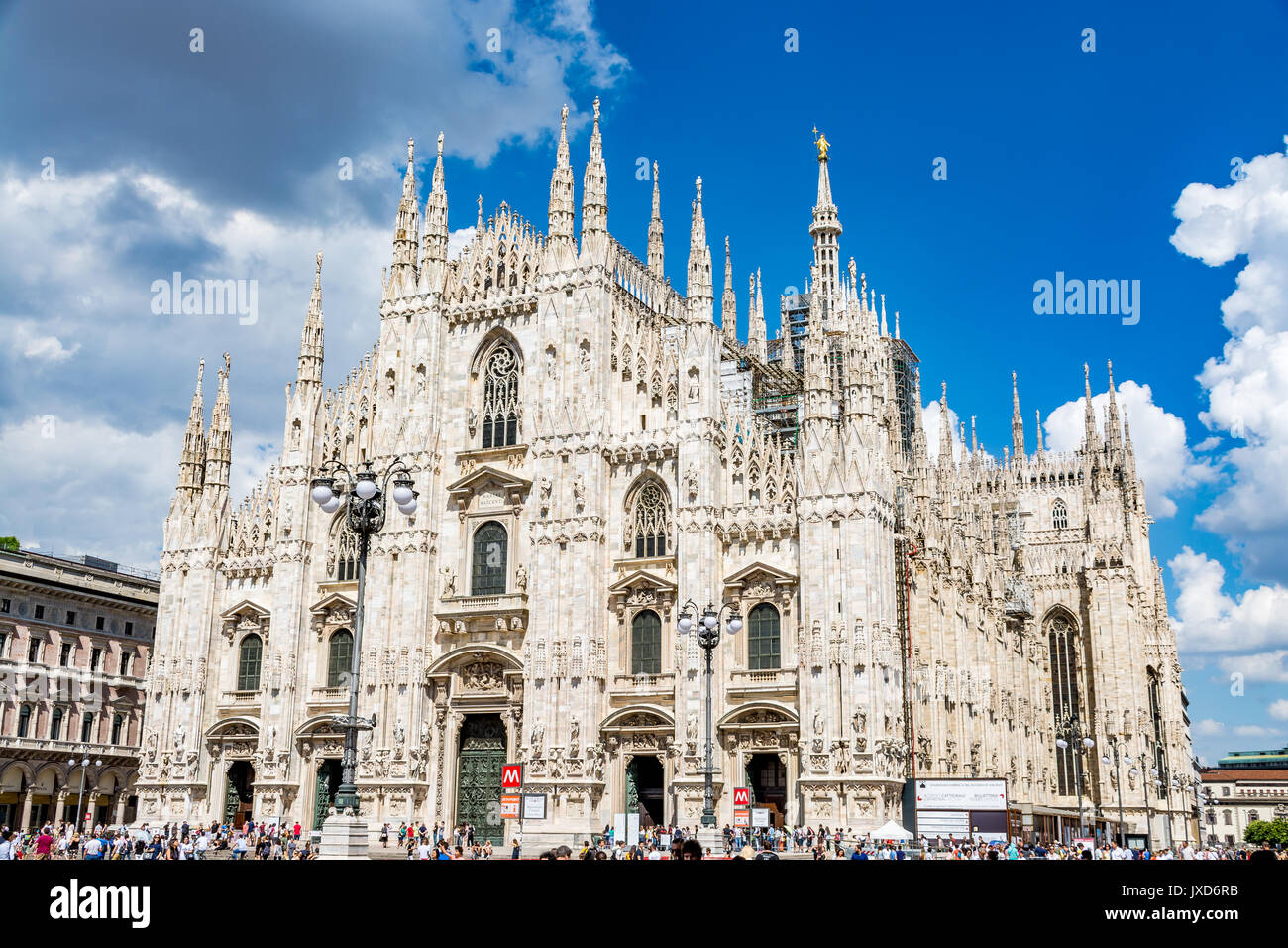 Blick auf den Mailänder Dom (Duomo di Milano) an einem schönen Tag, Mailand, Italien Stockfoto