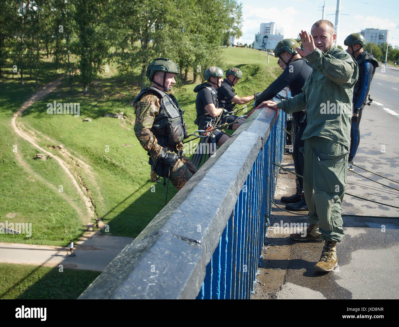 Soldaten werden geschult, von der Brücke zu springen. Verwenden Sie spezielle Ausrüstung für diese. Stockfoto