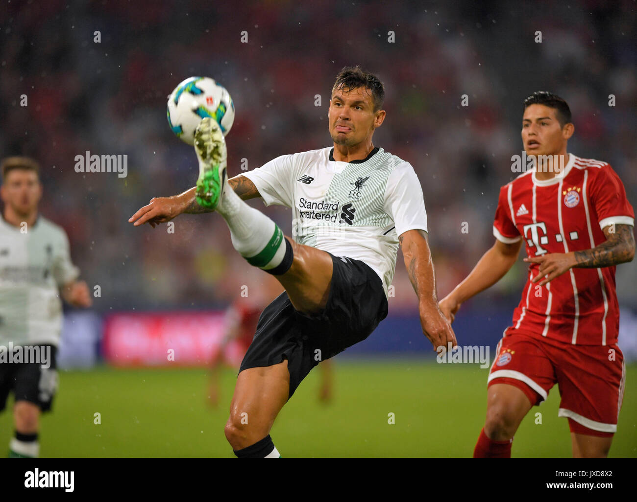 01.08.2017, Fussball 1. Liga 2017/2018, AUDI-Cup 2017, Halbfinale FC Bayern München - FC Liverpool, in der Allianz-Arena München, v. li: Dejan Lovren (Liverpool) gegen James Rodriguez (Real Madrid) Foto: Cronos/MIS Stockfoto