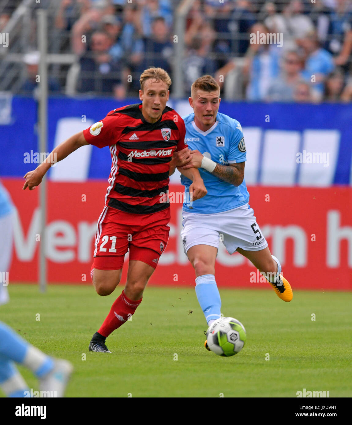 13.08.2017, Fussball DFB-Pokal 2017/2018, 1. Runde, TSV 1860 München - FC Ingolstadt 04, im städtischen Stadion an der Grünwalderstrasse in München. v. li: Tobias Schröck (Ingolstadt) gegen Nicolas Andermatt (TSV 1860 München) Foto: Cronos/MIS Stockfoto