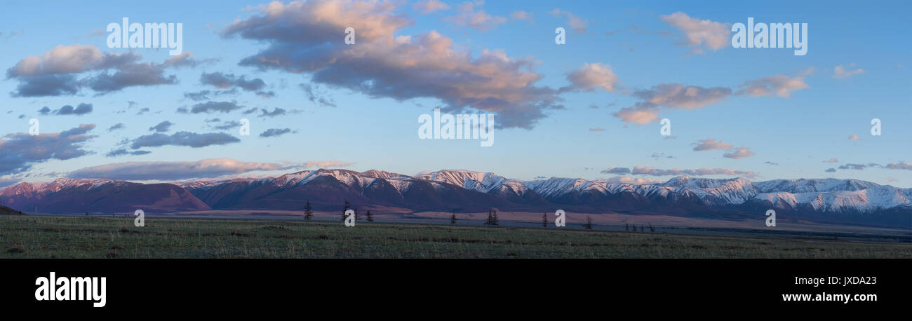 Panoramablick auf Ebene an den Wurzeln der Berge mit bewölktem Himmel im Hintergrund Stockfoto