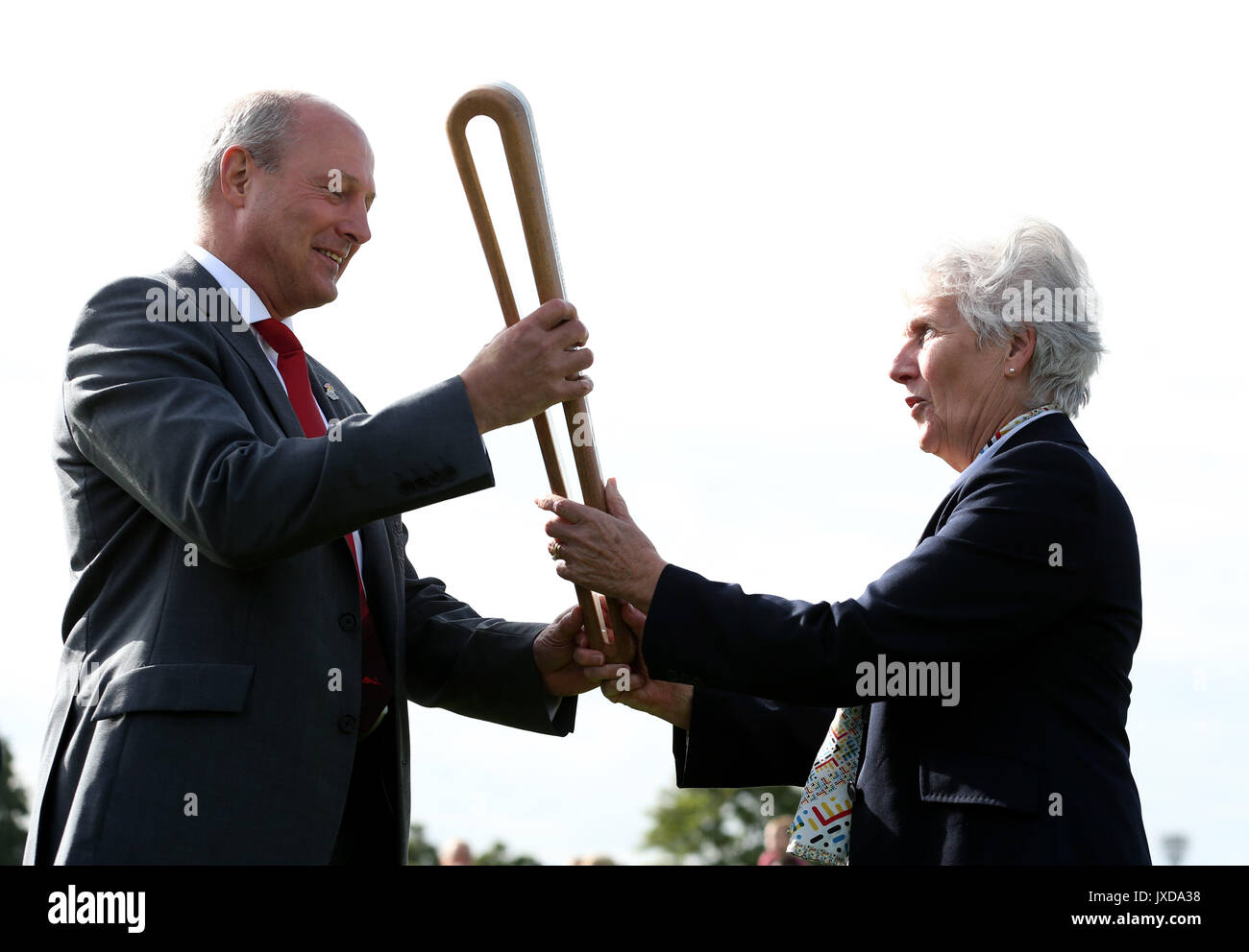 CGF Präsident, Louise Martin übergibt den Staffelstab zu CGE-Vorsitzende Ian Metcalfe während der Queen's Baton Relais an RAF Brize Norton, Städte. Stockfoto