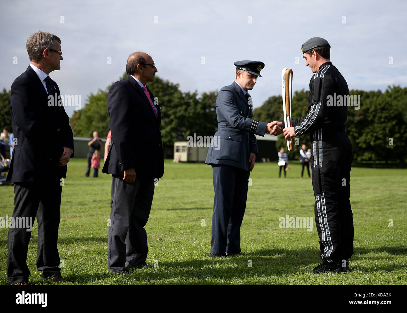 Sqn Ldr Anfinn Jackson (rechts) übergibt den Staffelstab an kommandoinstanz von Operations Wing, Wing Commander Nick Worrall während der Königin Baton Relais an RAF Brize Norton, Städte. Stockfoto