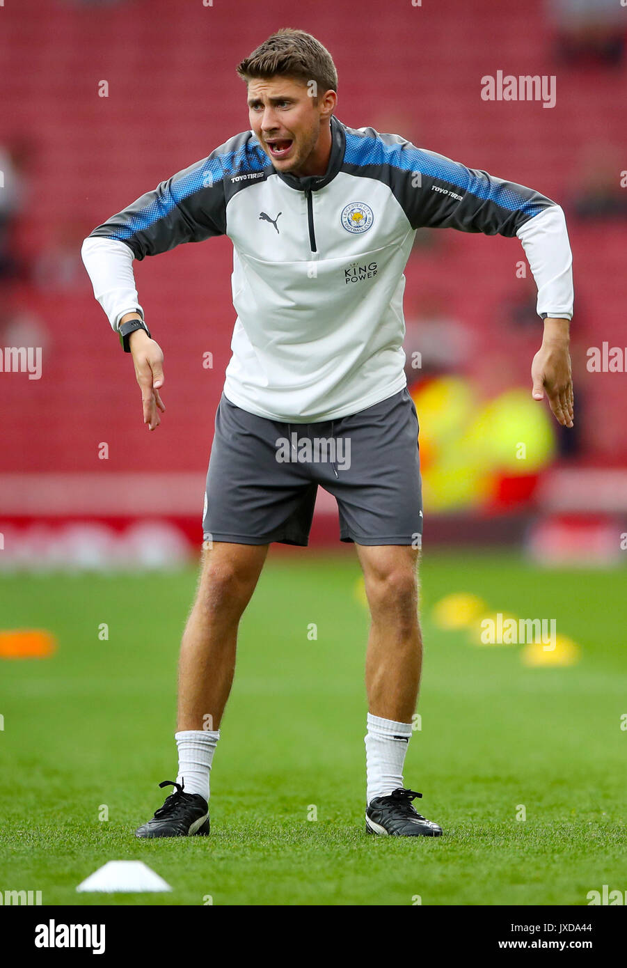 Von Leicester City Leiter des Fitness- und Klimaanlage Matt Reeves erwärmt die Spieler während der Premier League match Im Emirates Stadium, London. Stockfoto