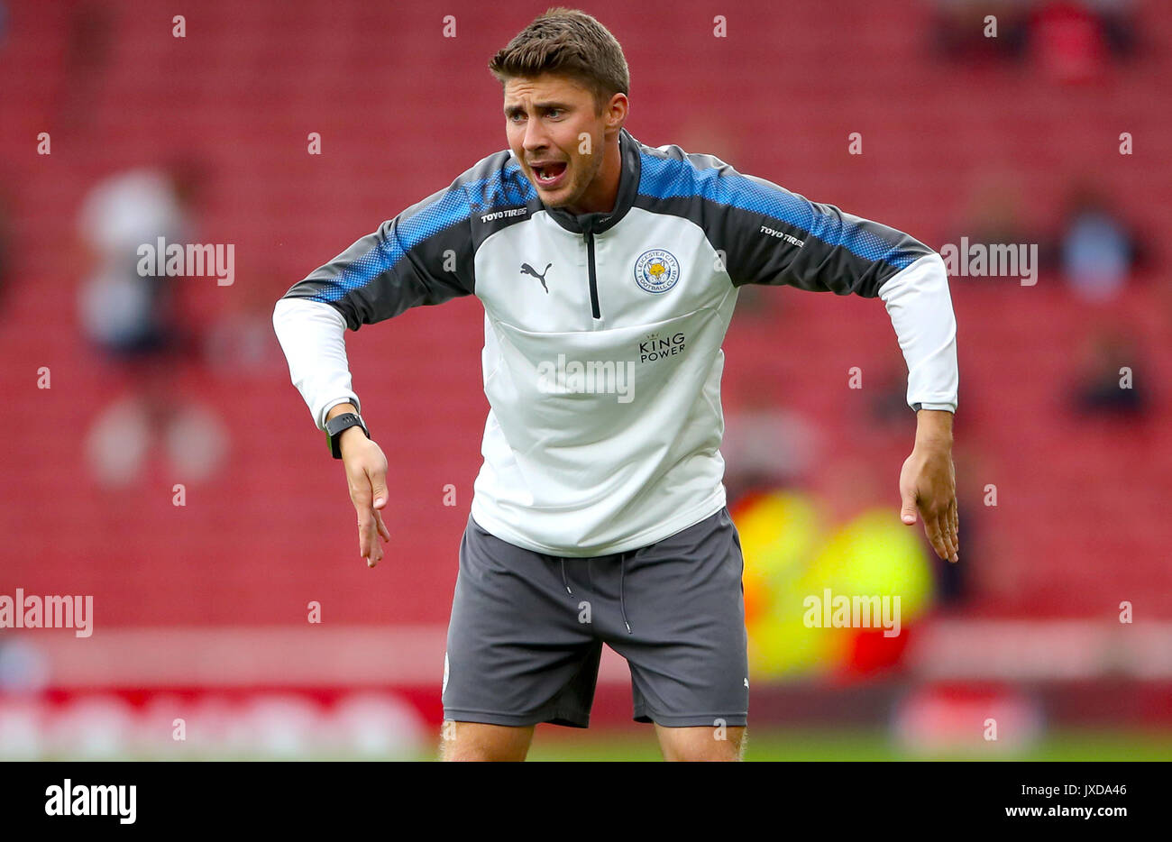 Von Leicester City Leiter des Fitness- und Klimaanlage Matt Reeves erwärmt die Spieler während der Premier League match Im Emirates Stadium, London. Stockfoto