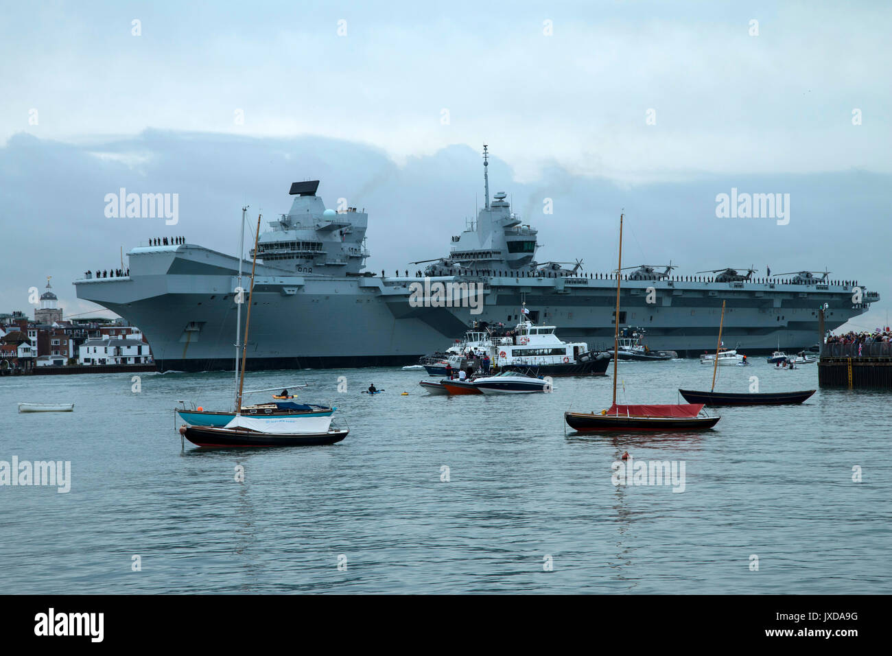 Portsmouth Harbour, 16. August 2017 die Royal Navy das neue Flaggschiff der Flugzeugträger HMS Queen Elizabeth an ihrem Haus Port zum ersten Mal ankommen Stockfoto
