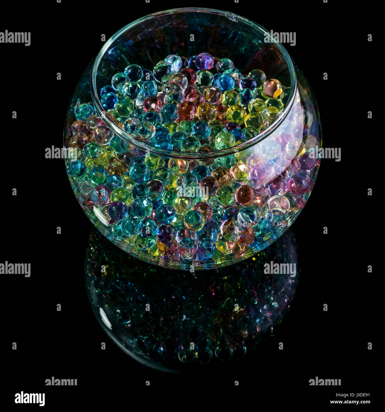 Farbige hydrogel Kugeln in einem Glas Vase auf einem schwarzen Hintergrund isoliert Stockfoto