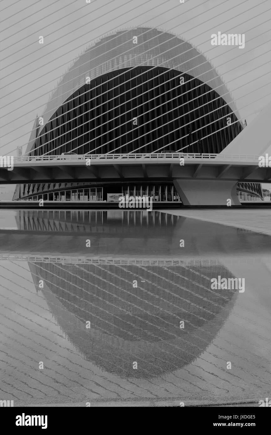Stadt der Künste und Wissenschaften in Valencia Blick des reflektierten Gebäude Stockfoto