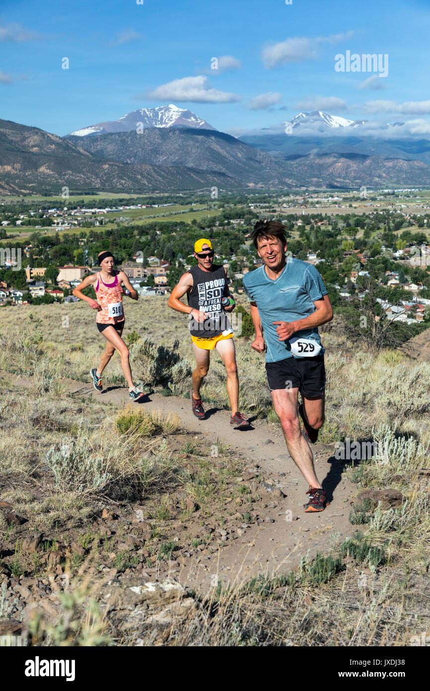Männlichen und weiblichen Läufern konkurrieren in der Fibark Festival Trail Run; Salida, Colorado, USA Stockfoto