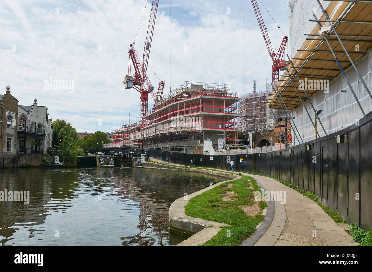 Neue Wohnungen im Bau auf dem Regents Canal in Camden Town, London UK Stockfoto