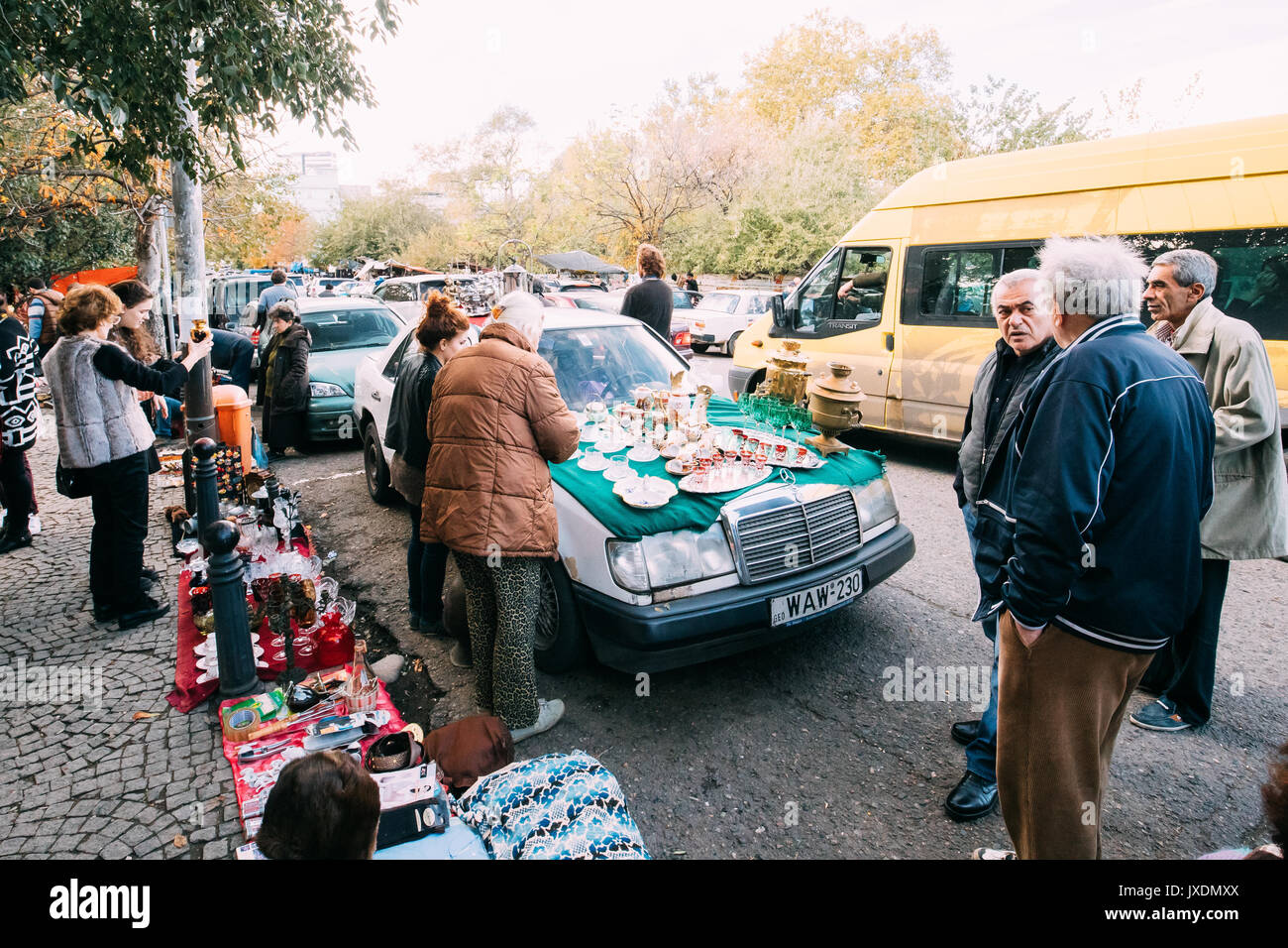 Tiflis, Georgien - Oktober 29, 2016: Shop Flohmarkt Antiquitäten alte Retro Vintage Sachen auf trockenen Brücke. Swap Meet in Tbilissi. Stockfoto