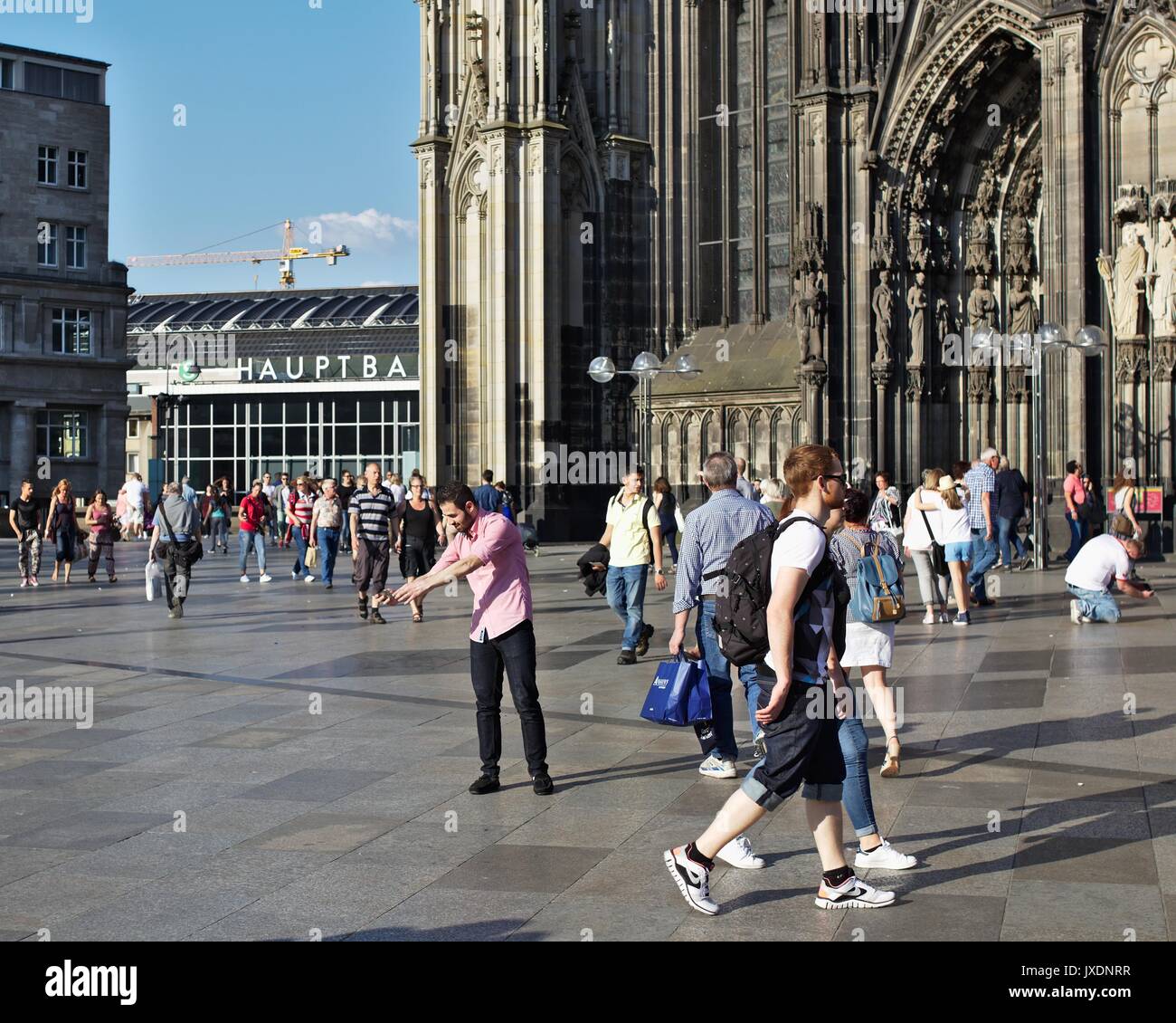Mann unter selfie vor Kölner Dom Stockfoto