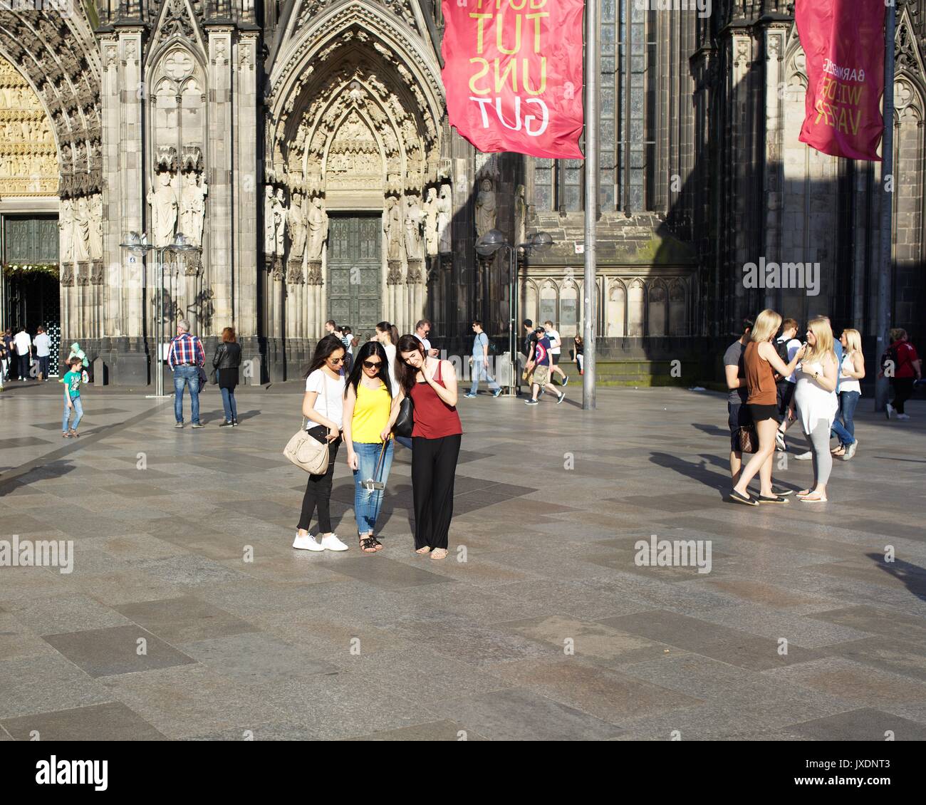 Drei asiatische Frauen, die ein selfie vor Kölner Dom Stockfoto