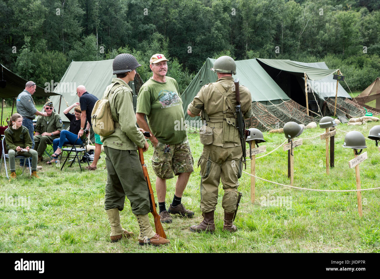 Re-enactors in WW2 US-Soldat Outfits im militärischen Bereich Camp im Gespräch mit Armee Enthusiasten während Re-enactment auf militaria Messe Stockfoto