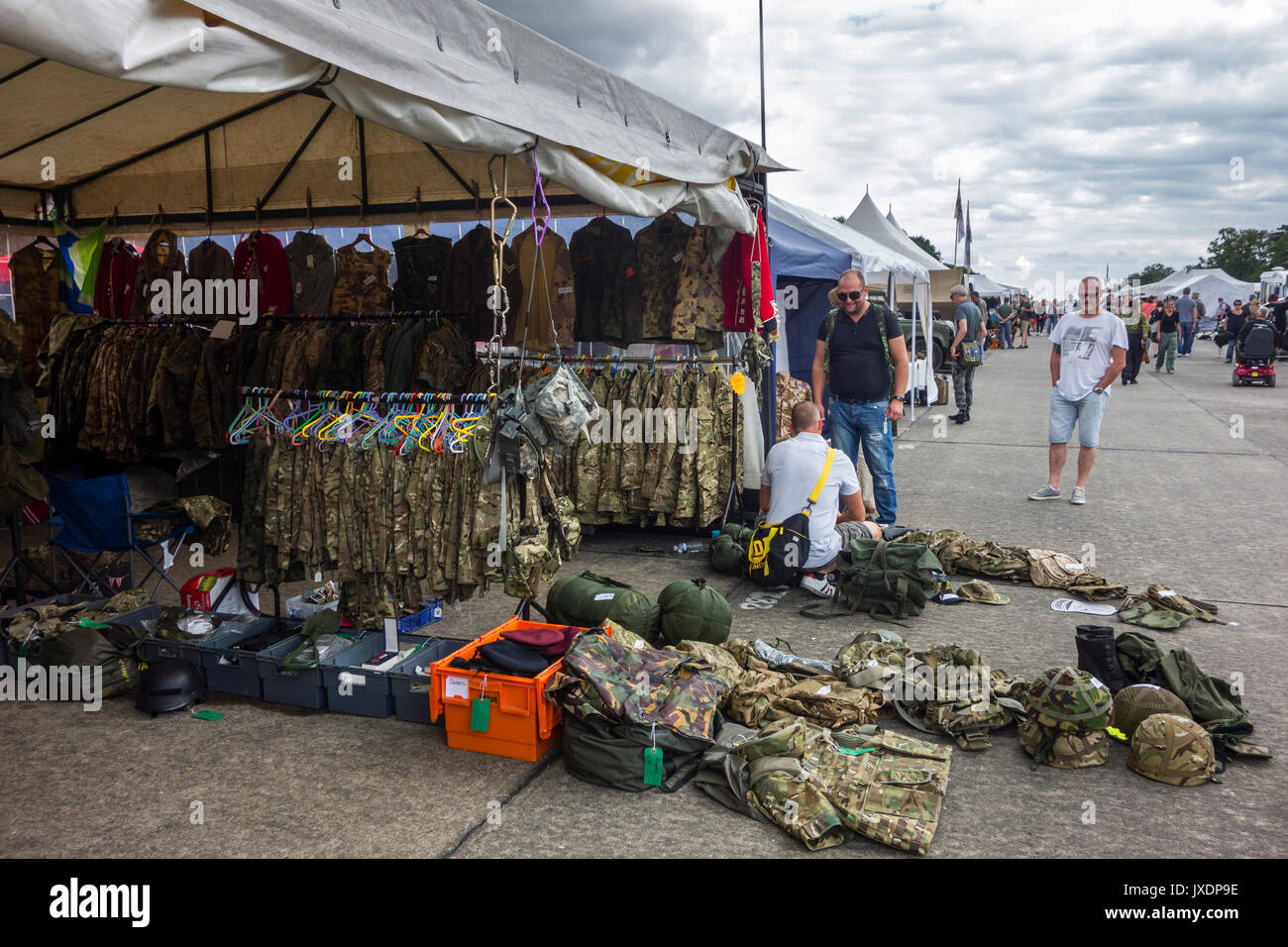 Militärische Uniformen und Schlacht Kleider zum Verkauf in Stand auf militaria Messe Stockfoto