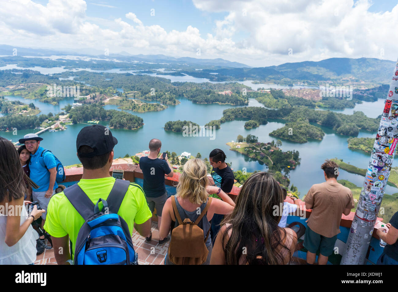 Leute, die an der Ansicht der Guatape Stockfoto