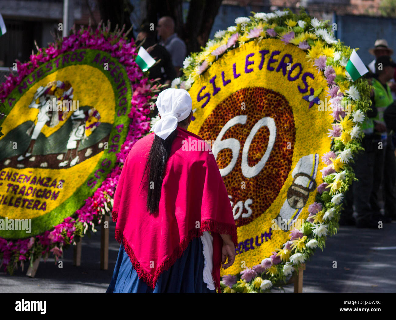 Eine Frau, die am letzten Tag des Festivals der Blumen in Medellin, Kolumbien am 8. August 2017. Stockfoto