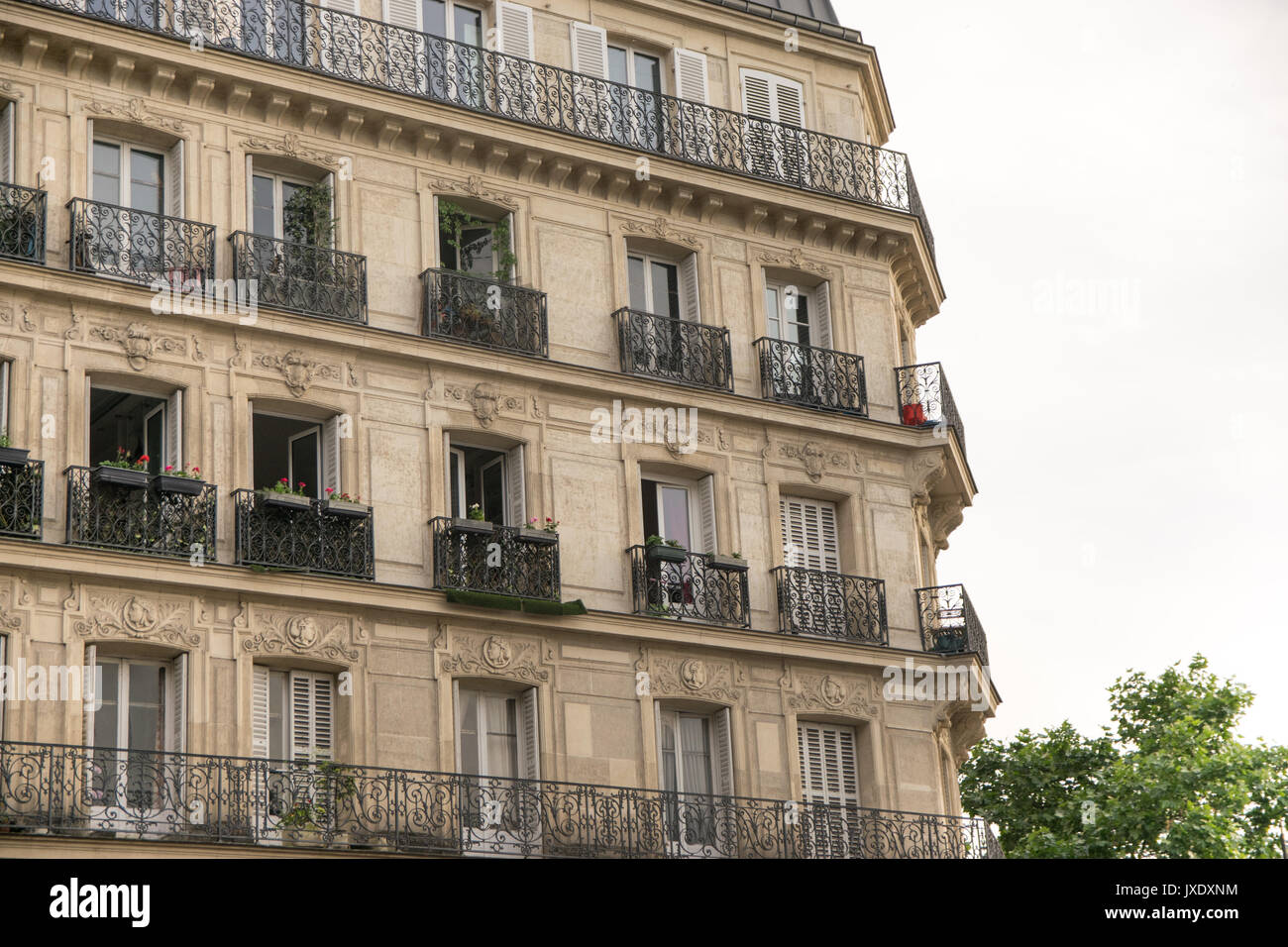 Ein Paris Apartment-Gebäude in der Nähe der Seine, Paris, Frankreich Stockfoto