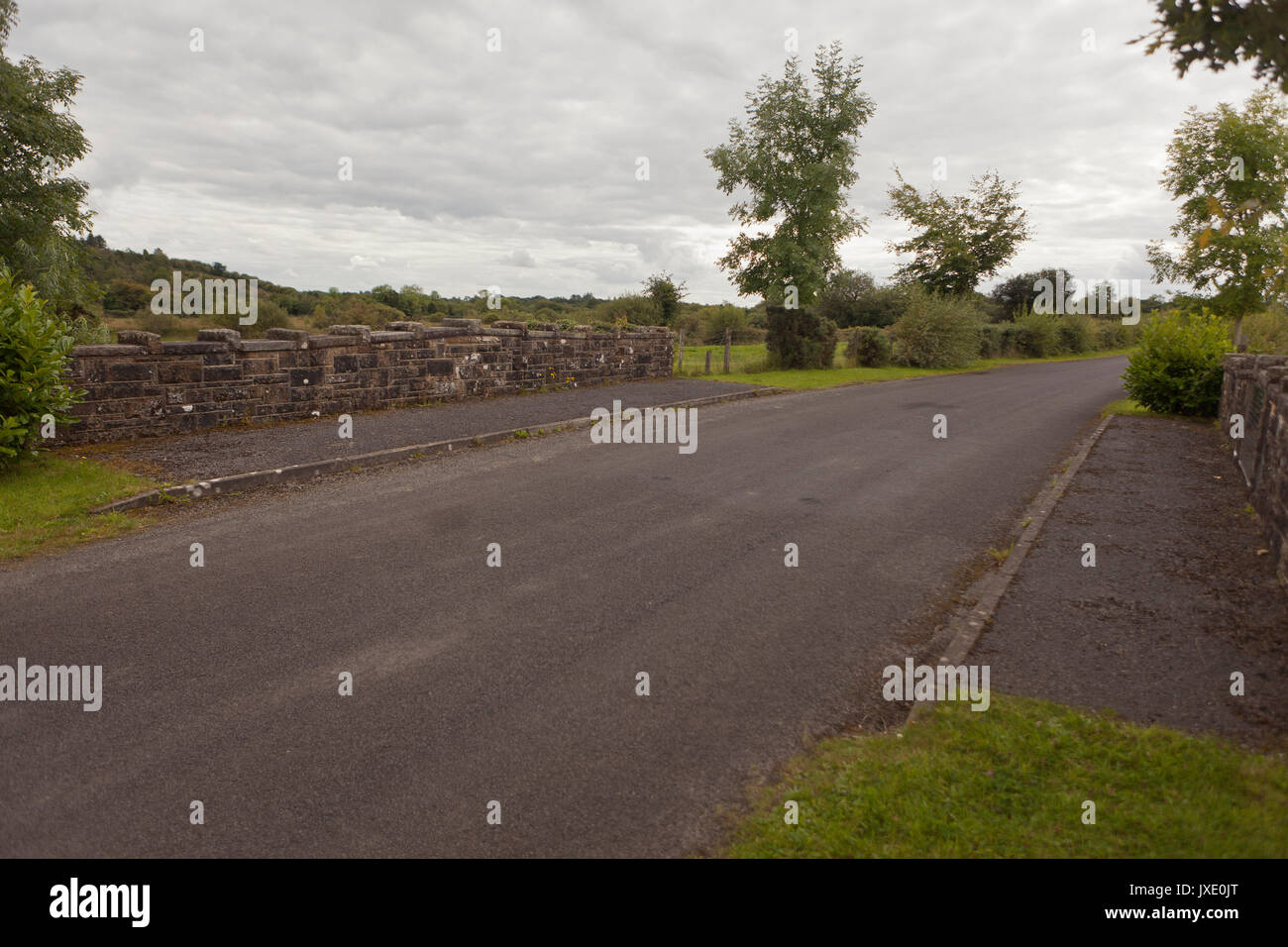 Lennaght, Co Monaghan, Irland am 13. August 2017. Grenzübergang Brücke zwischen dem Vereinigten Königreich und der Republik Irland. Diese Kreuzung war einer von vielen w Stockfoto