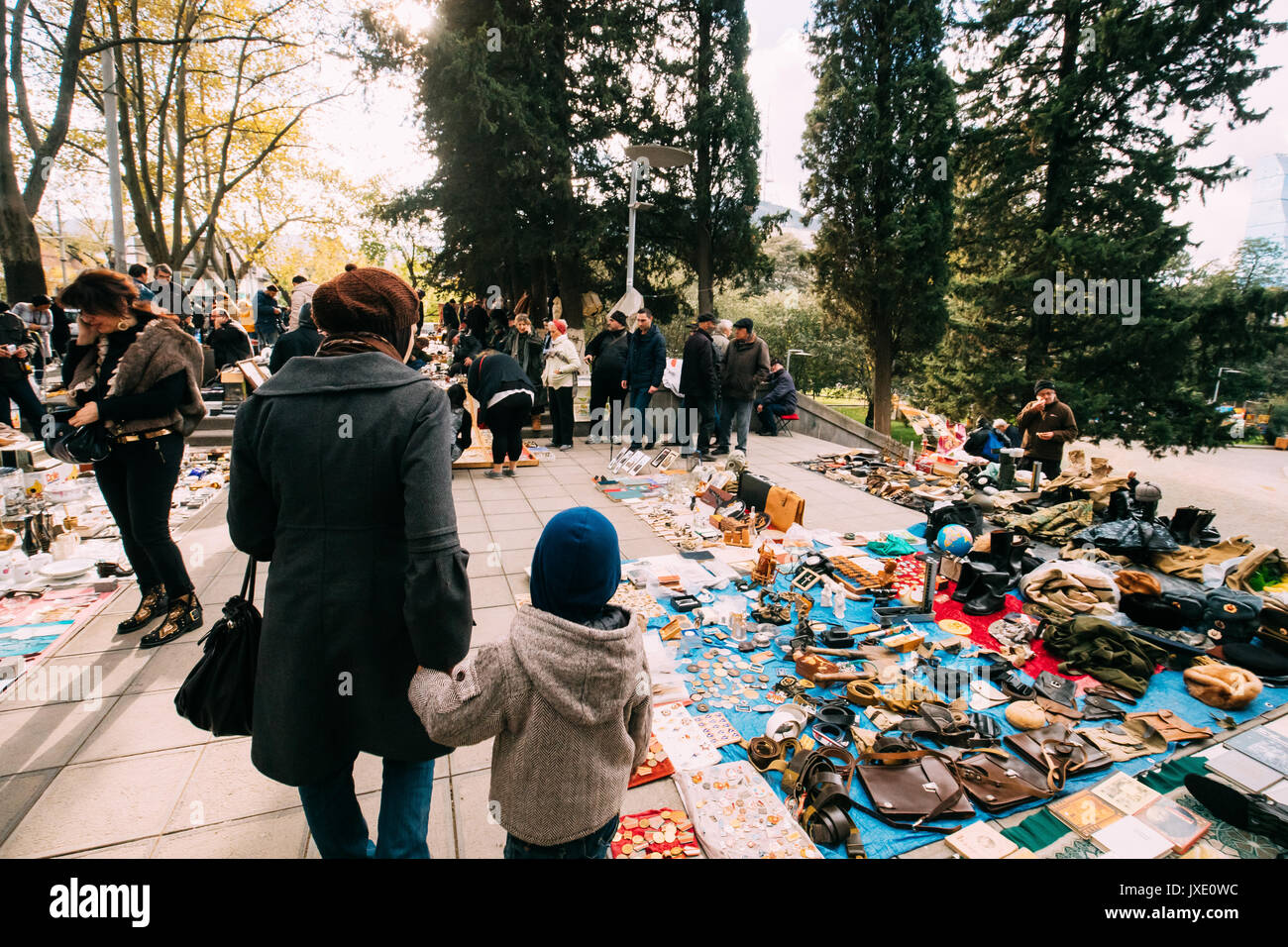 Tiflis, Georgien - Oktober 29, 2016: Shop Flohmarkt Antiquitäten alte Retro Vintage Sachen auf trockenen Brücke. Swap Meet in Tbilissi. Stockfoto