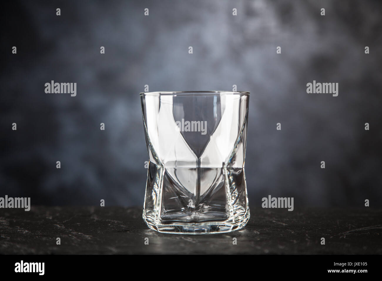 Leeres Glas auf dunklem Hintergrund Stockfoto