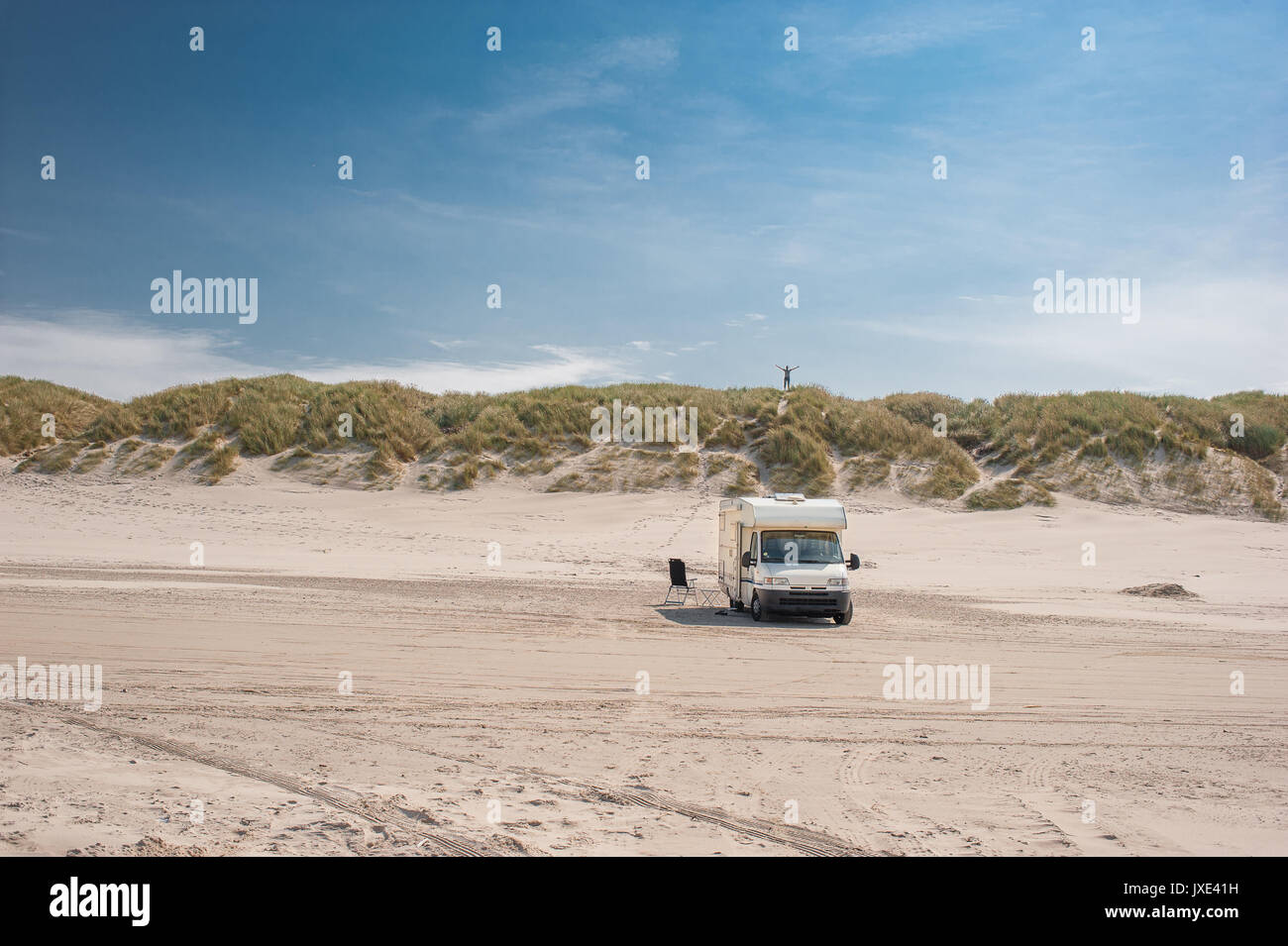 Henne Strand, Strand offen für Automobile im Süden von Dänemark. Mann auf einer Klippe, Freiheit Konzept Stockfoto