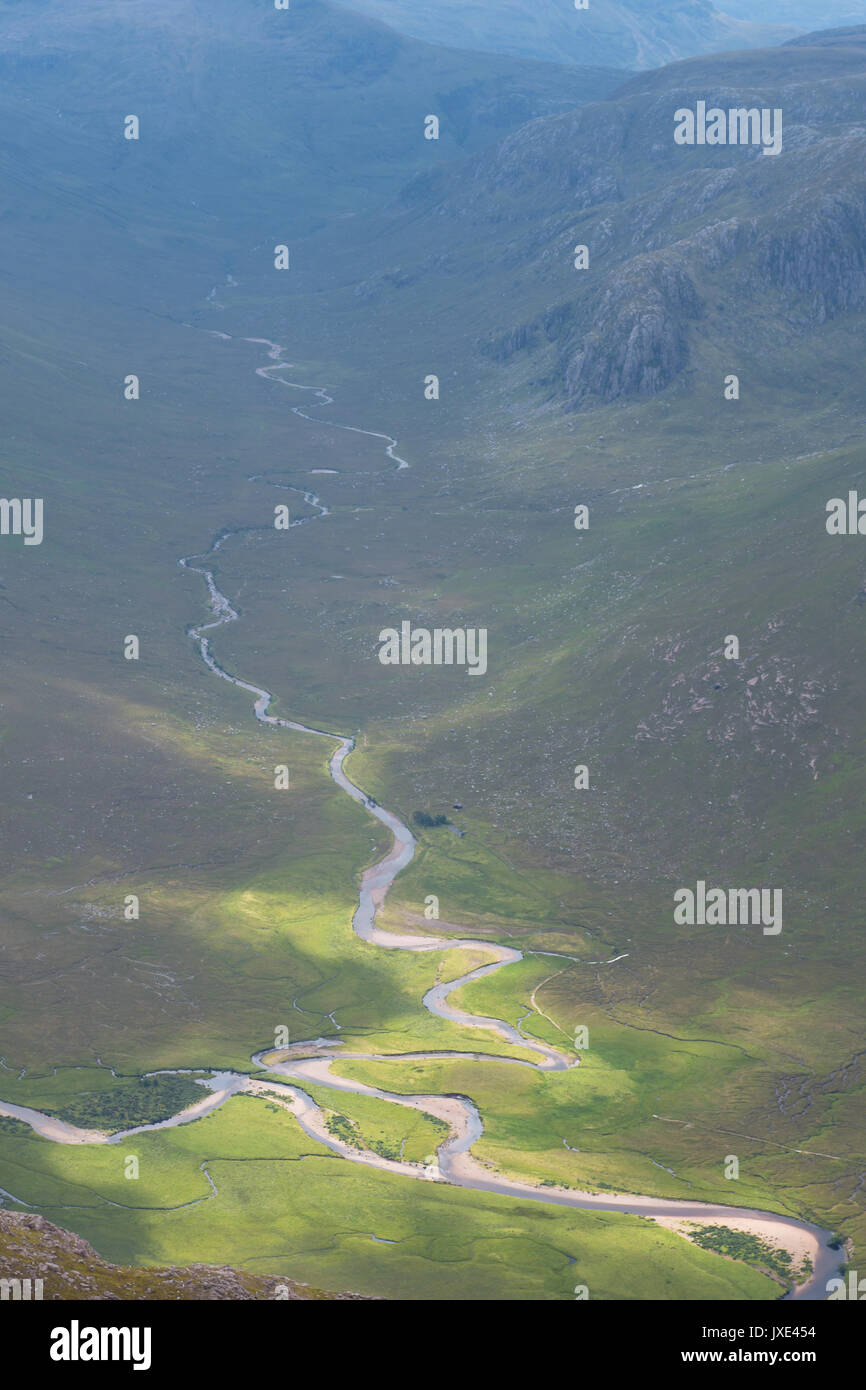 Zwei Berge Flüsse und durch Täler in den schottischen Highlands treffen und melden Sie sich zu einem in einem Feld von Torf und Heather Stockfoto