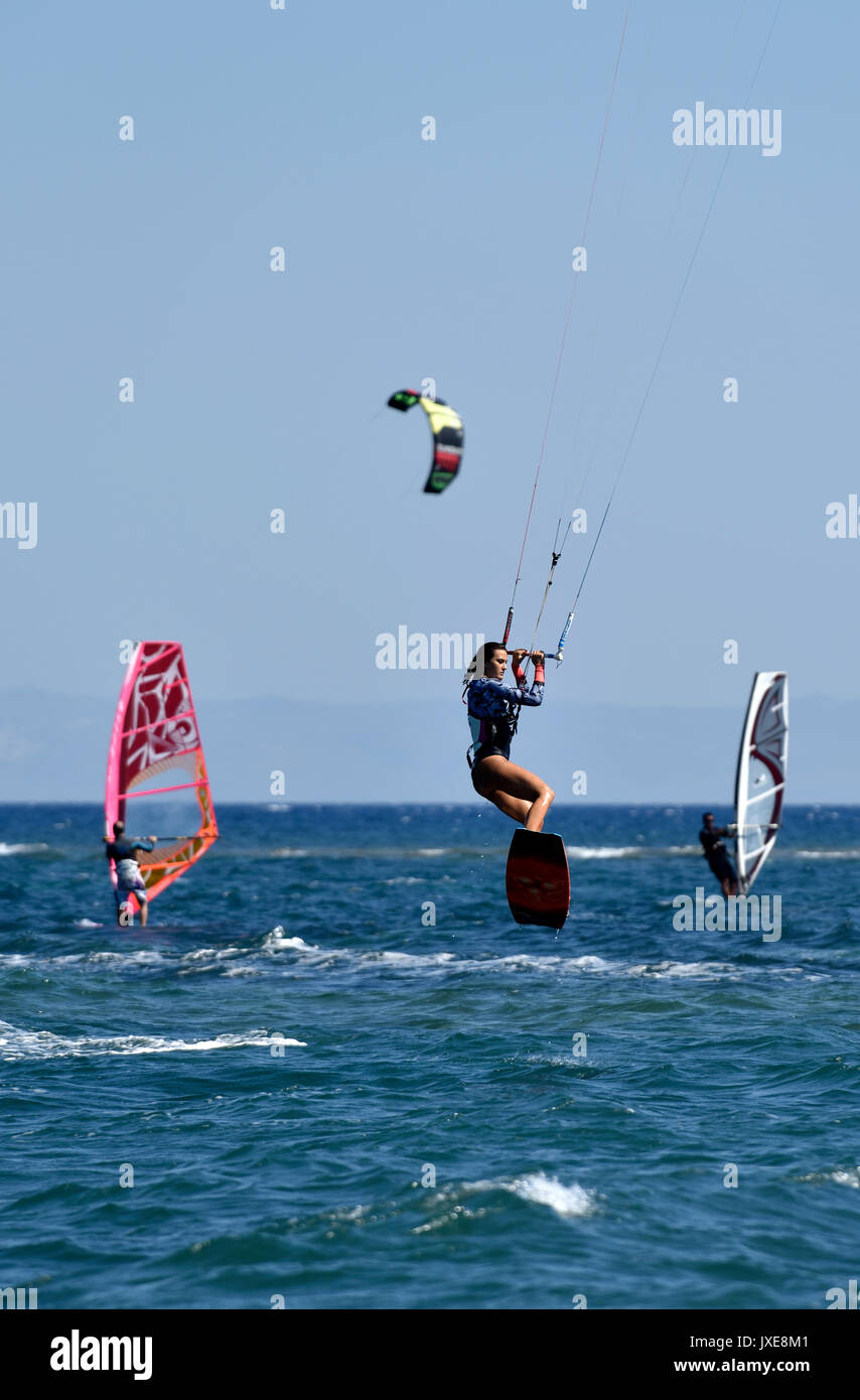 Kitesurfen und Windsurfen in Loutsa, Attika, Griechenland Stockfoto