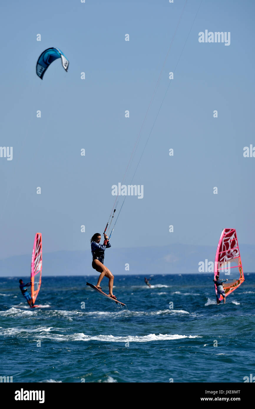 Kitesurfen und Windsurfen in Loutsa, Attika, Griechenland Stockfoto