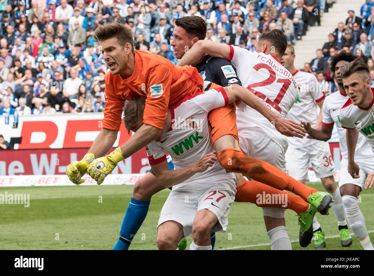 Turbulente Szene im Augsburger Strafraum mit (v. l.) Das 1:0 fiel Andreas LUTHE (A), Alfred FINNBOGASON (A), Mark UTH (1899) und Dominik KOHR (A); Aktion, Strafraumszene Spielszene, Fussball 1. Bundesliga, 34. Spieltag, TSG 1899 Hoffenheim (1899) - FC Augsburg (A) 0:0, am 20.05.2017 in Sinsheim/Deutschland. | Verwendung weltweit Stockfoto
