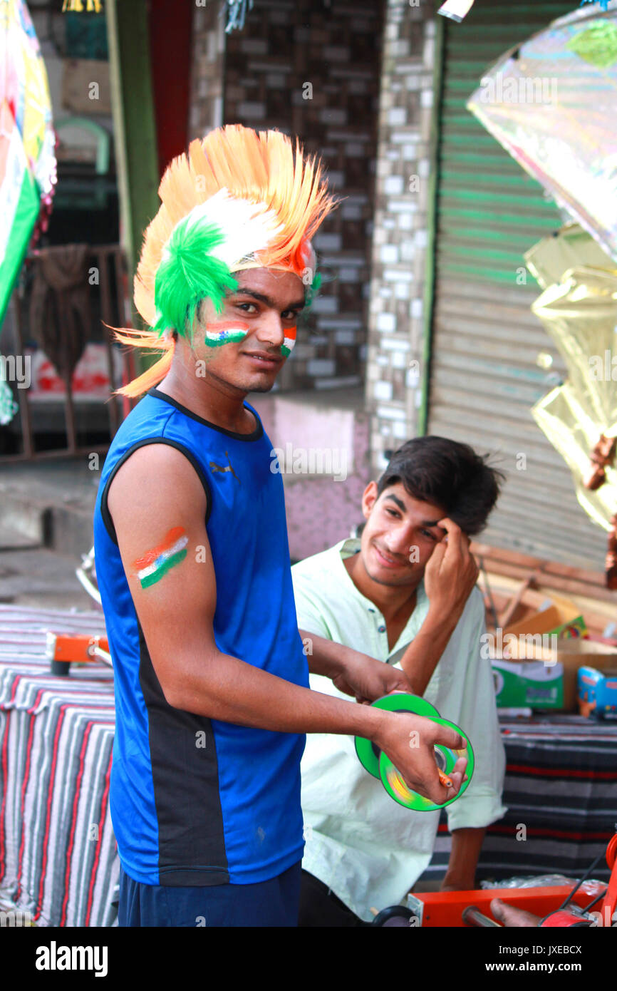 Mann, der Trikolore Perücke im Kite Shops für die indische Unabhängigkeit Feier zum Tag der Gutschrift: Ritesh Gautam/Alamy leben Nachrichten Stockfoto