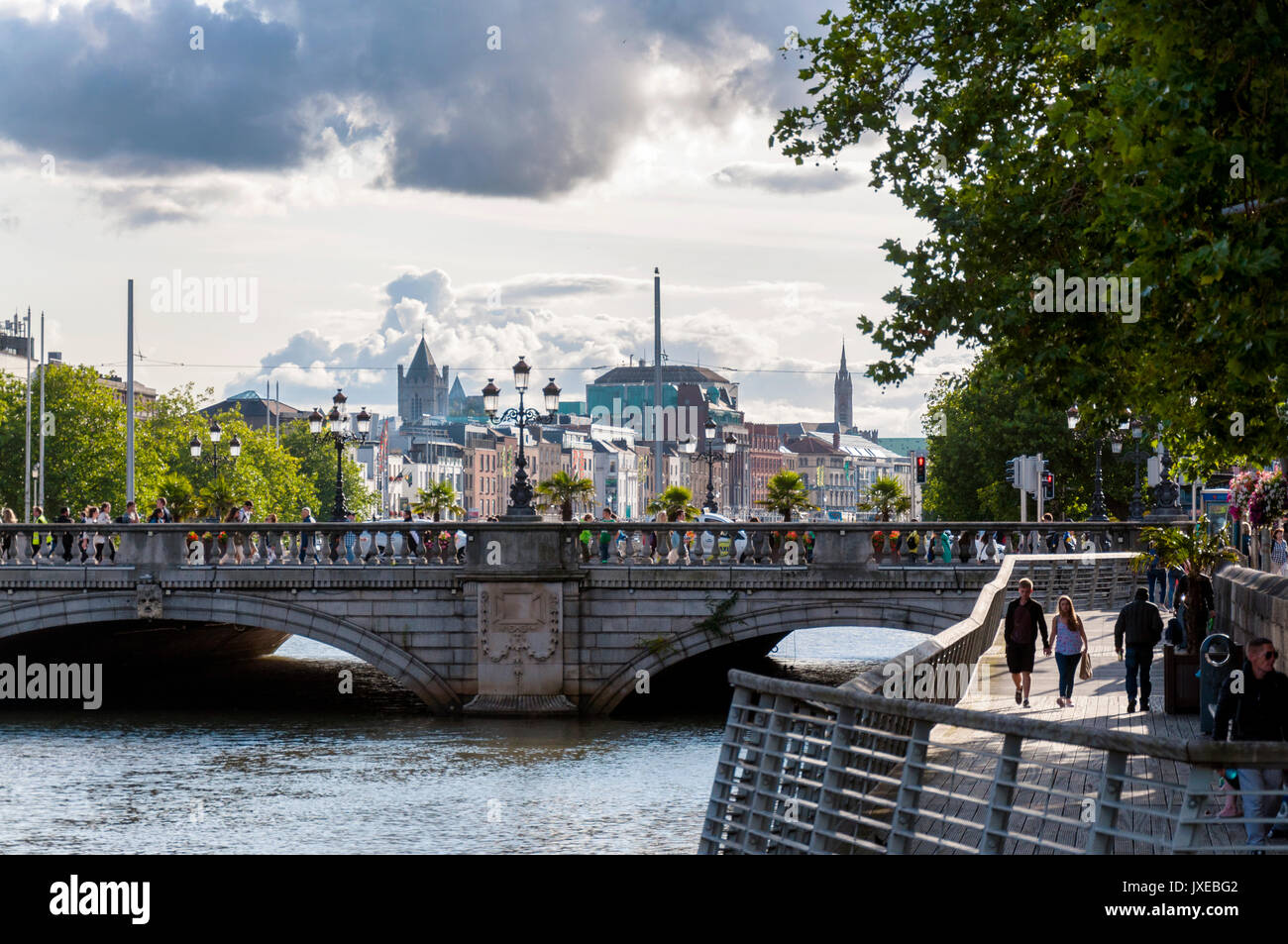 Dublin, Irland, das Vereinigte Königreich Wetter. 15. August 2017. Menschen die O'Connell Brücke am Abend an einem Tag Sonnenschein und Duschen in der Irischen Hauptstadt. Credit: Richard Wayman/Alamy leben Nachrichten Stockfoto