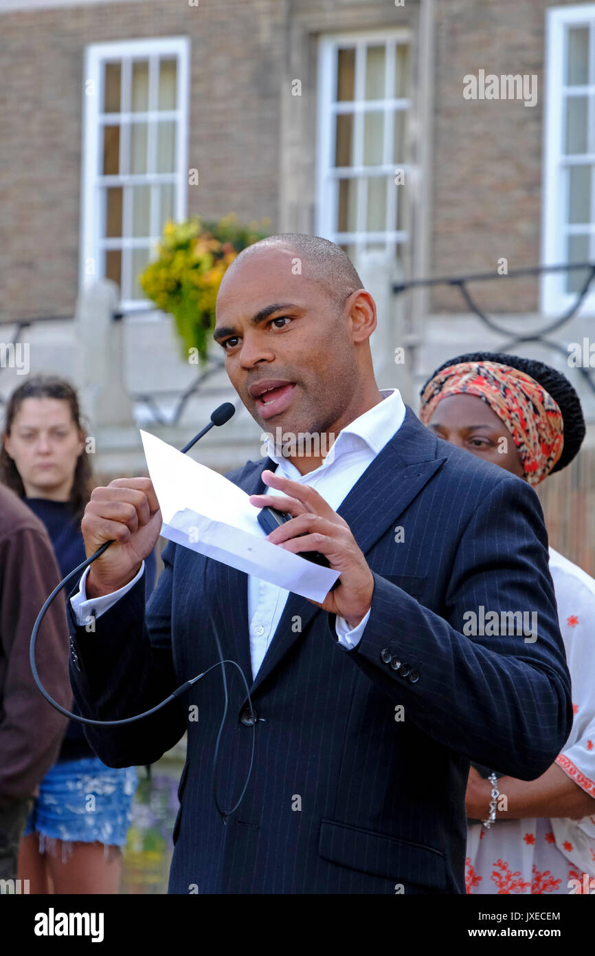Bristol, UK. 15 August, 2017. Der Bürgermeister von Bristol, Marvin Rees, spricht auf eine Mahnwache der Tod von Heather Heyer, der ermordet wurde, während der Teilnahme an einer antifaschistischen Demonstration in Charlottesville, Virginia, USA zu markieren. Keith Ramsey/Alamy leben Nachrichten Stockfoto