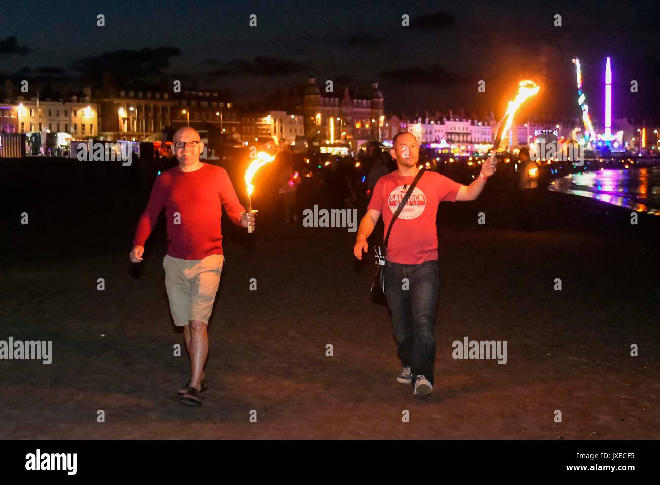 Dorchester, Dorset, Großbritannien. 15. August 2017. UK Wetter. Hunderte von Menschen nehmen an den jährlichen Nächstenliebe Karneval Fackelumzug am Strand in Weymouth Dorset wie das Licht verblasst nach Sonnenuntergang. Photo Credit: Graham Jagd-/Alamy leben Nachrichten Stockfoto