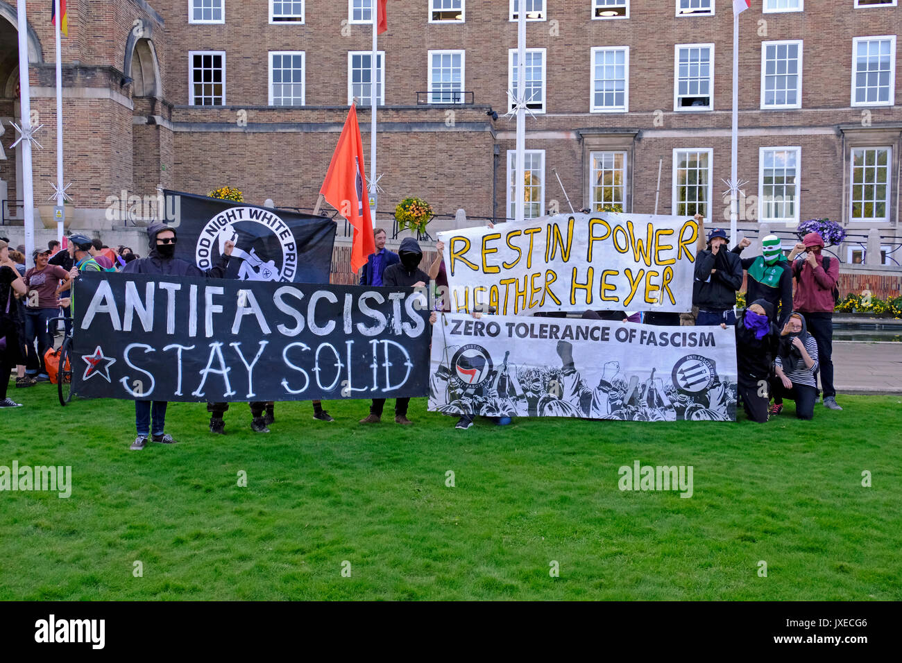 Bristol, UK. 15 August, 2017. Mitglieder von Bristol Anti-Fascists in eine Mahnwache der Tod von Heather Heyer, der ermordet wurde, während der Teilnahme an einer antifaschistischen Demonstration in Charlottesville, Virginia, USA zu markieren. Keith Ramsey/Alamy leben Nachrichten Stockfoto