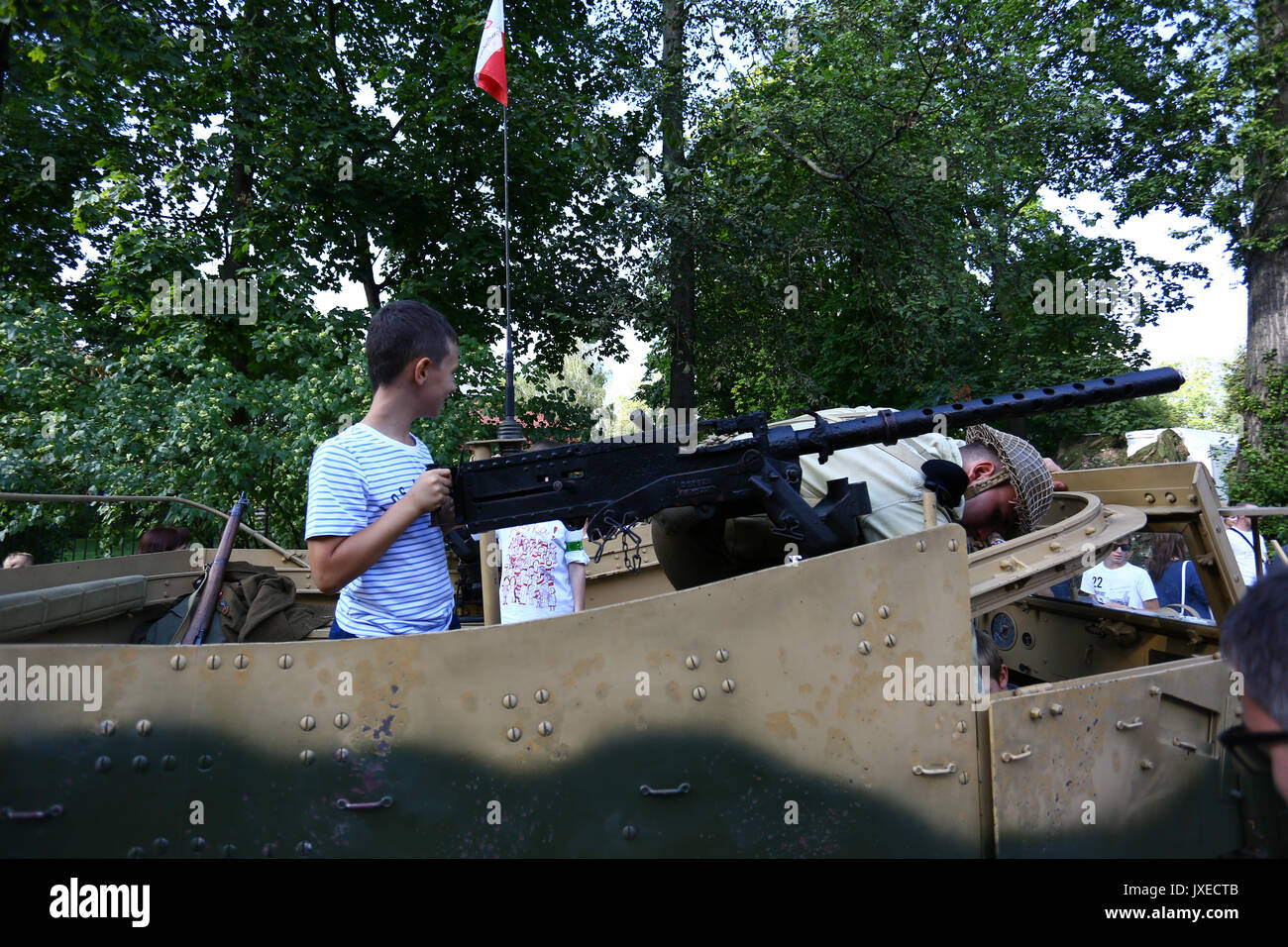 Warschau, Polen. 15 Aug, 2017. Kinder spielen auf historischen Waffen und Besucher während der Polnischen Armee feier tag. Credit: Madeleine Ratz/Alamy leben Nachrichten Stockfoto