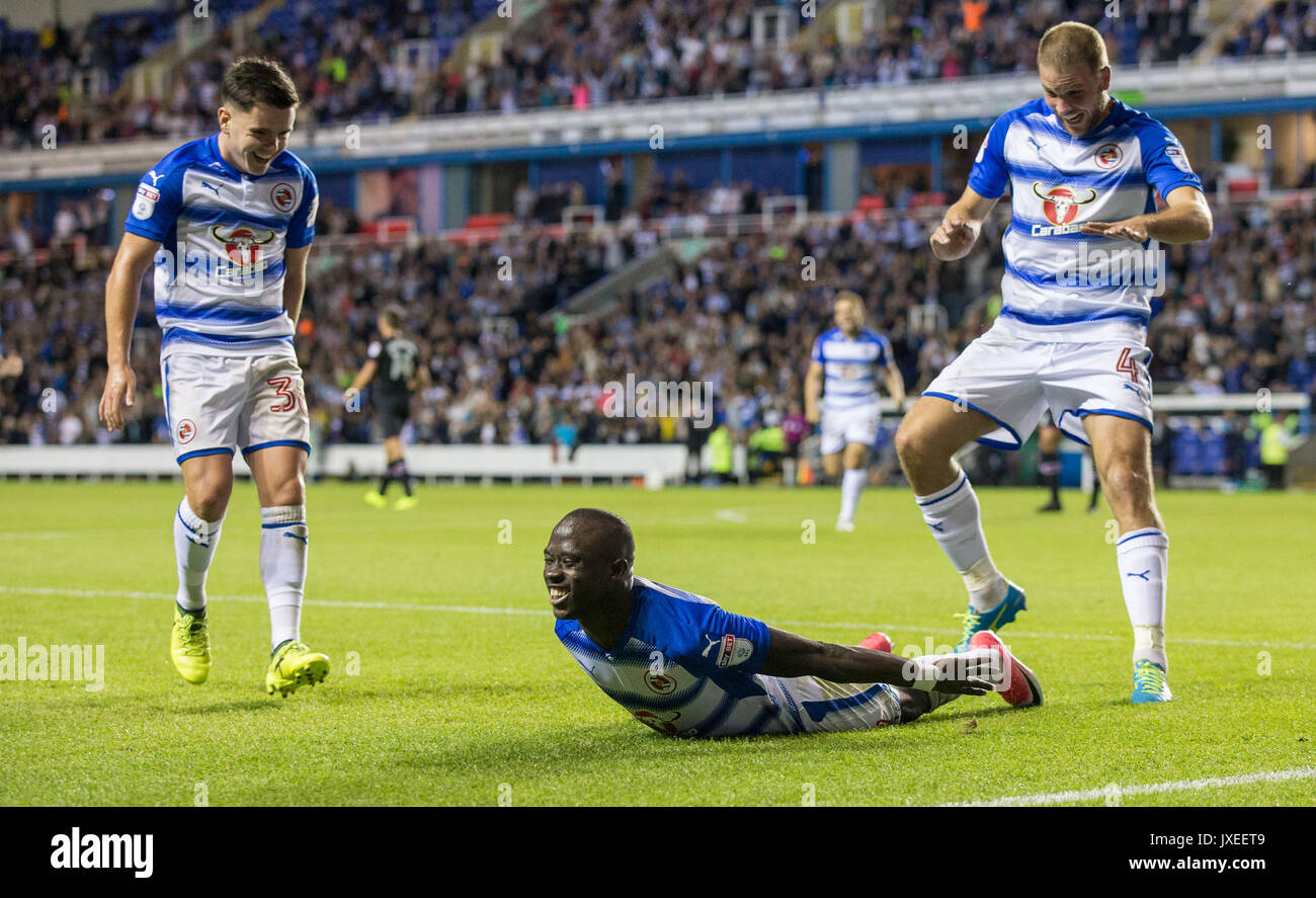Reading, Großbritannien. 15 Aug, 2017. Modou Barrow Lesen feiert zählen ein Ziel es 2 0 Während der Sky Bet Championship Match zwischen Lesen und Aston Villa im Madejski Stadium, Reading, England am 15. August 2017 zu machen. Foto von Andy Rowland/PRiME Media Bilder. ** Redaktion VERWENDEN SIE NUR FA Premier League und der Football League unterliegen DataCo Lizenz. Credit: Andrew Rowland/Alamy leben Nachrichten Stockfoto